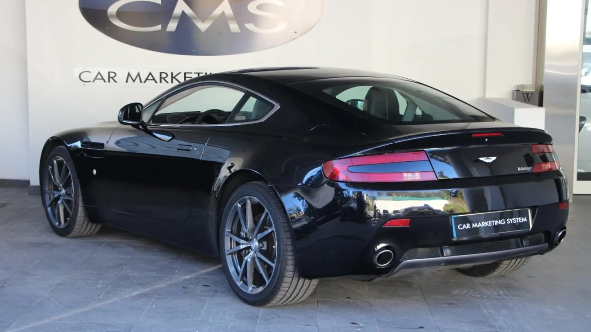 Aston Martin V8 — photo 5