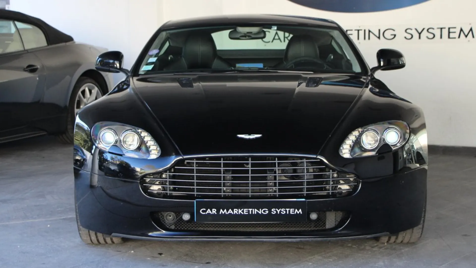 Aston Martin V8 — photo 2