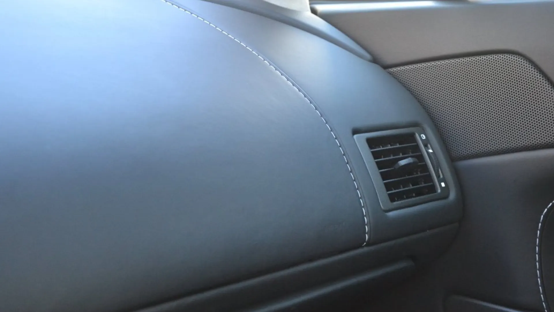 Aston Martin V8 — photo 9