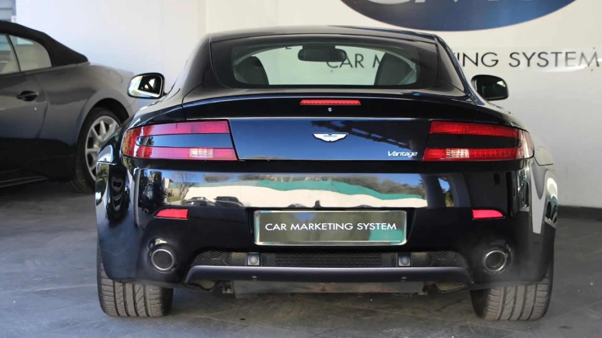 Aston Martin V8 — photo 6