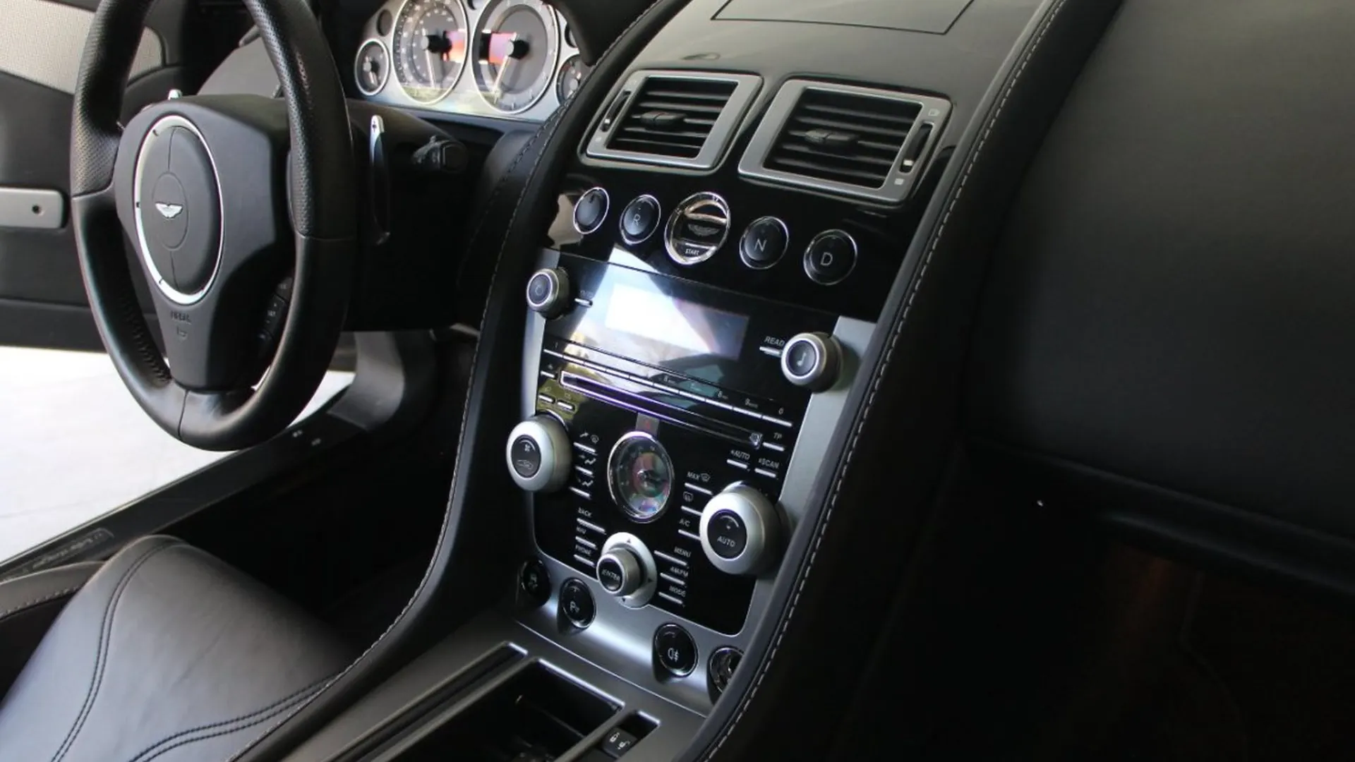Aston Martin V8 — photo 17