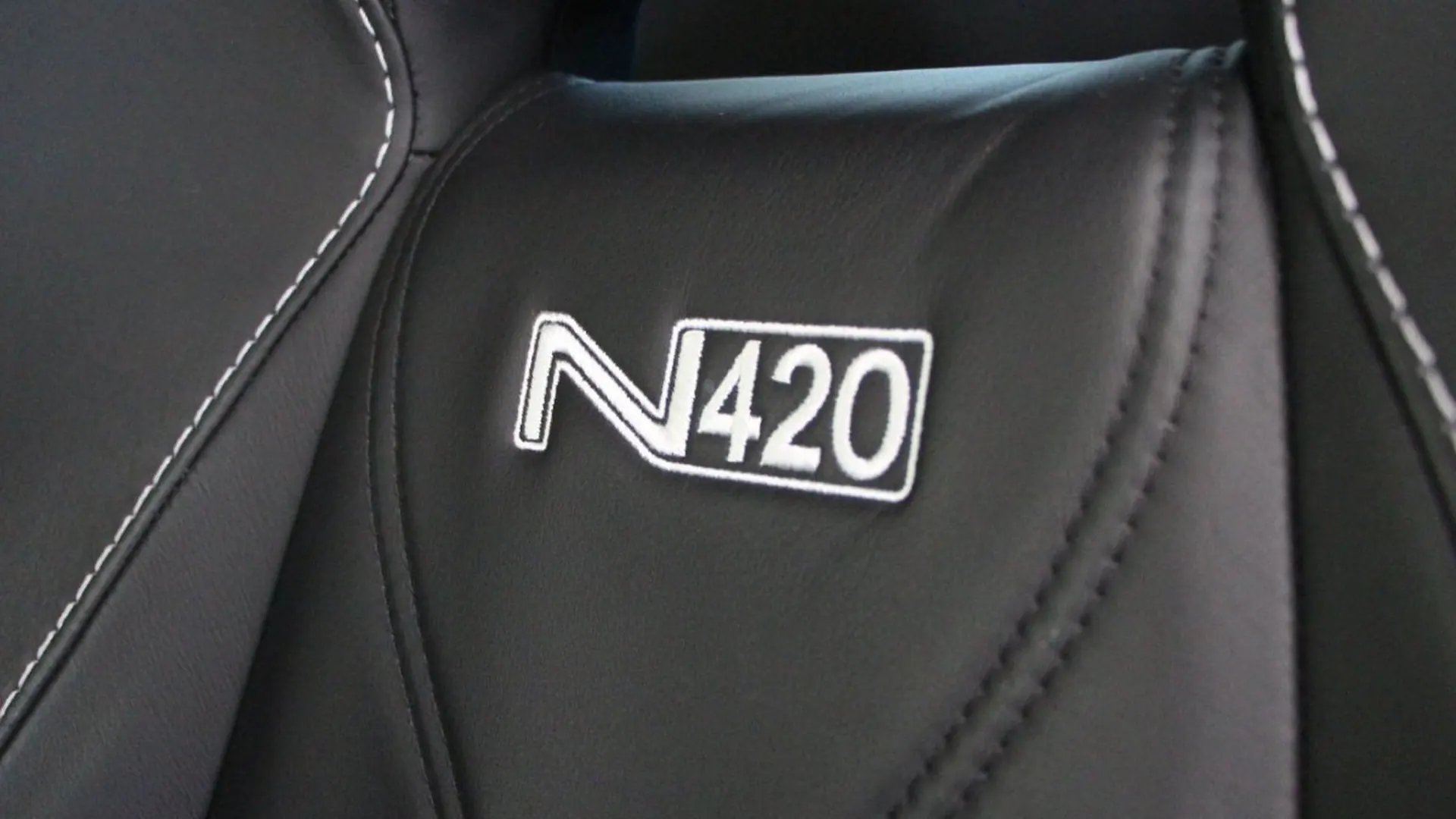 Aston Martin V8 — photo 13
