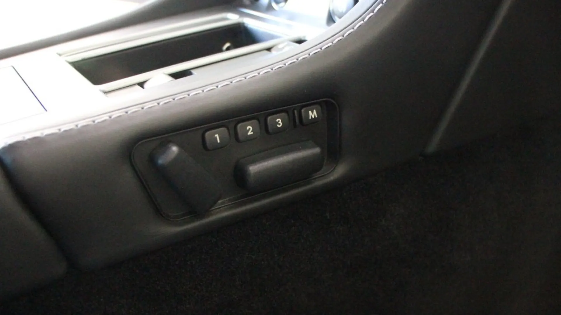 Aston Martin V8 — photo 19