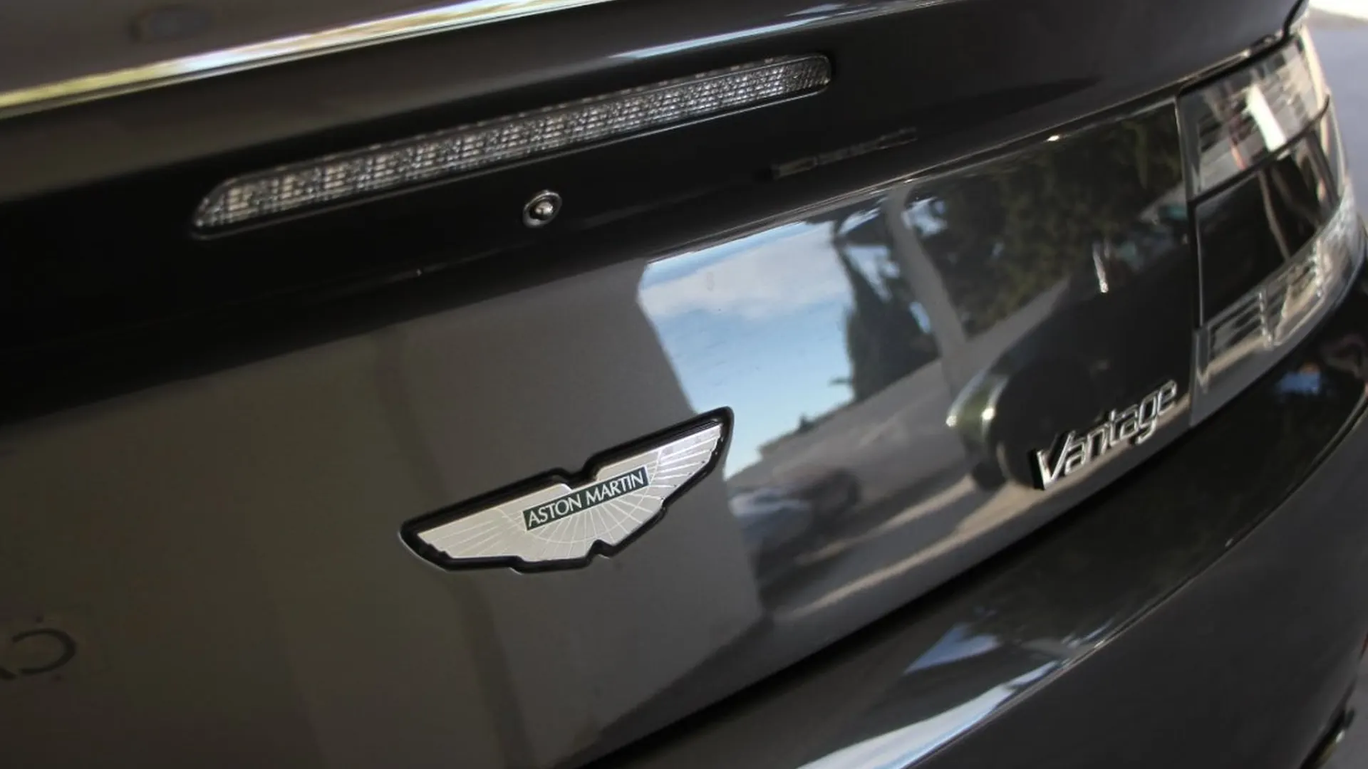 Aston Martin V8 — photo 8