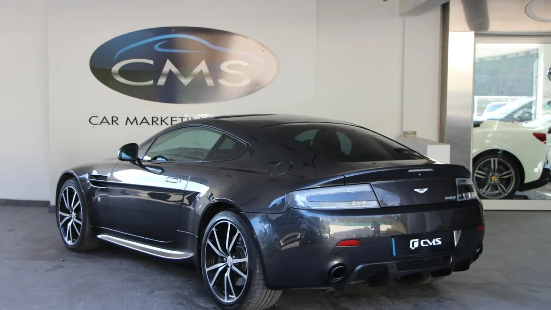 Aston Martin V8 — photo 4