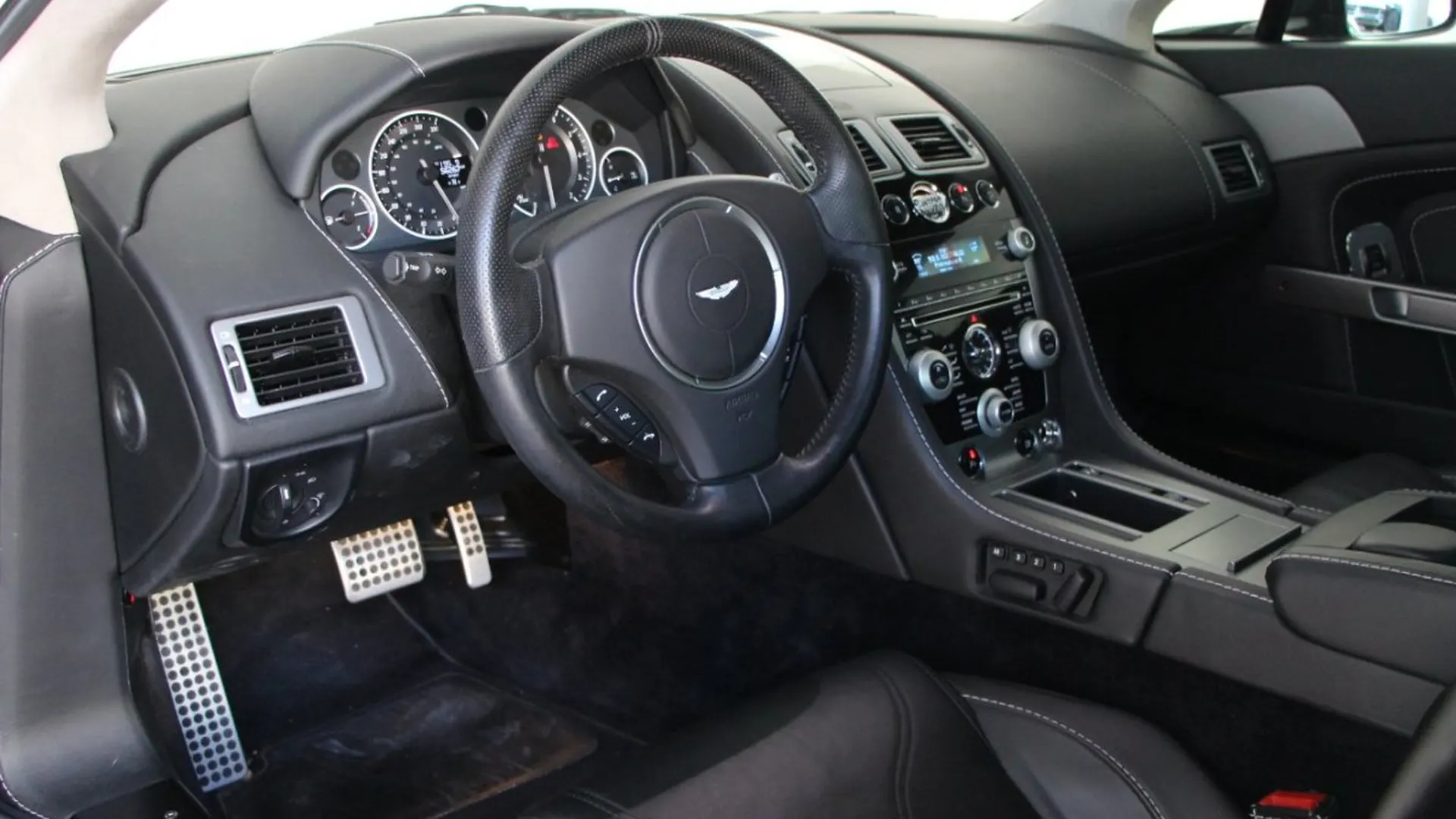 Aston Martin V8 — photo 15