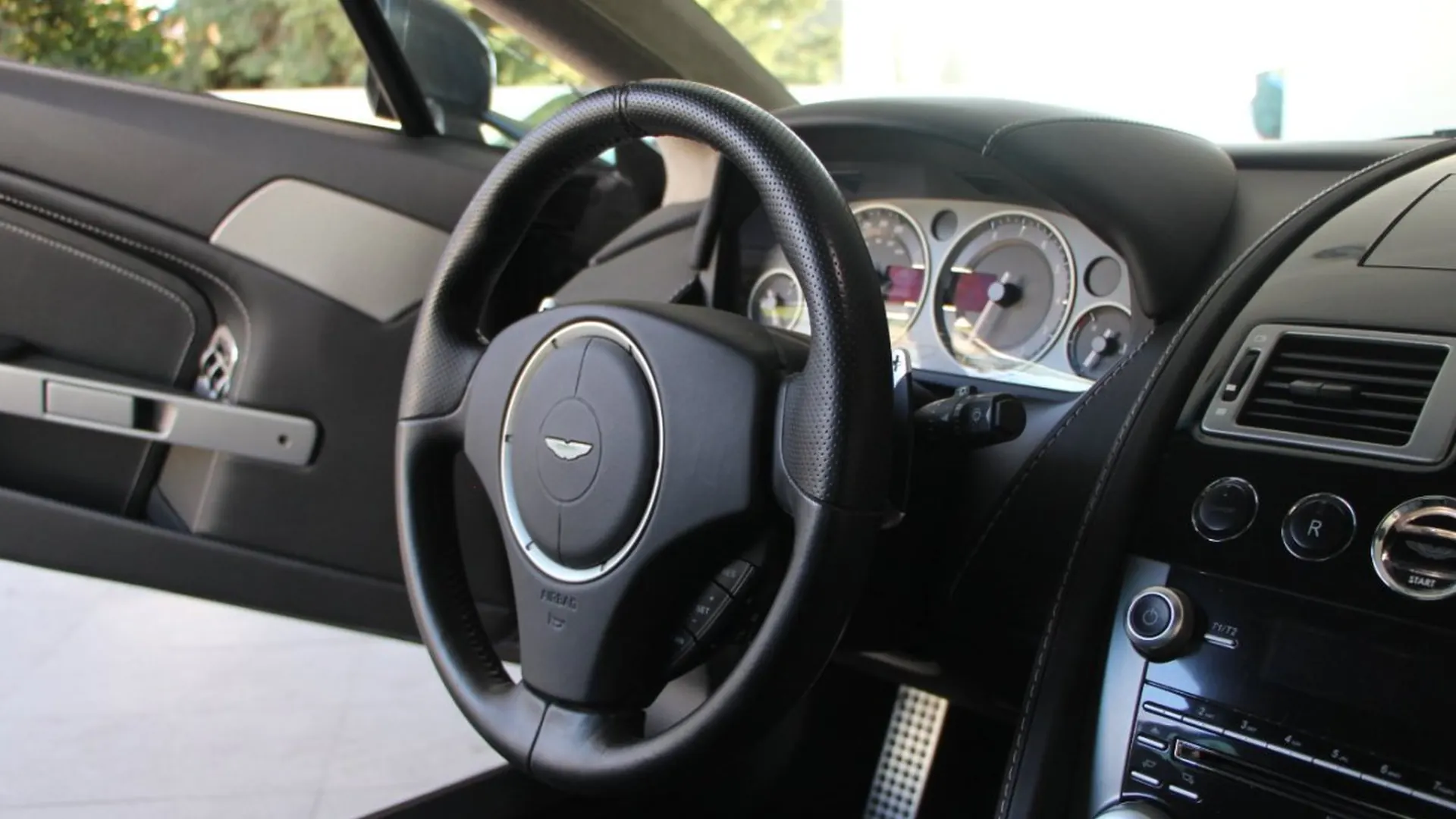 Aston Martin V8 — photo 18