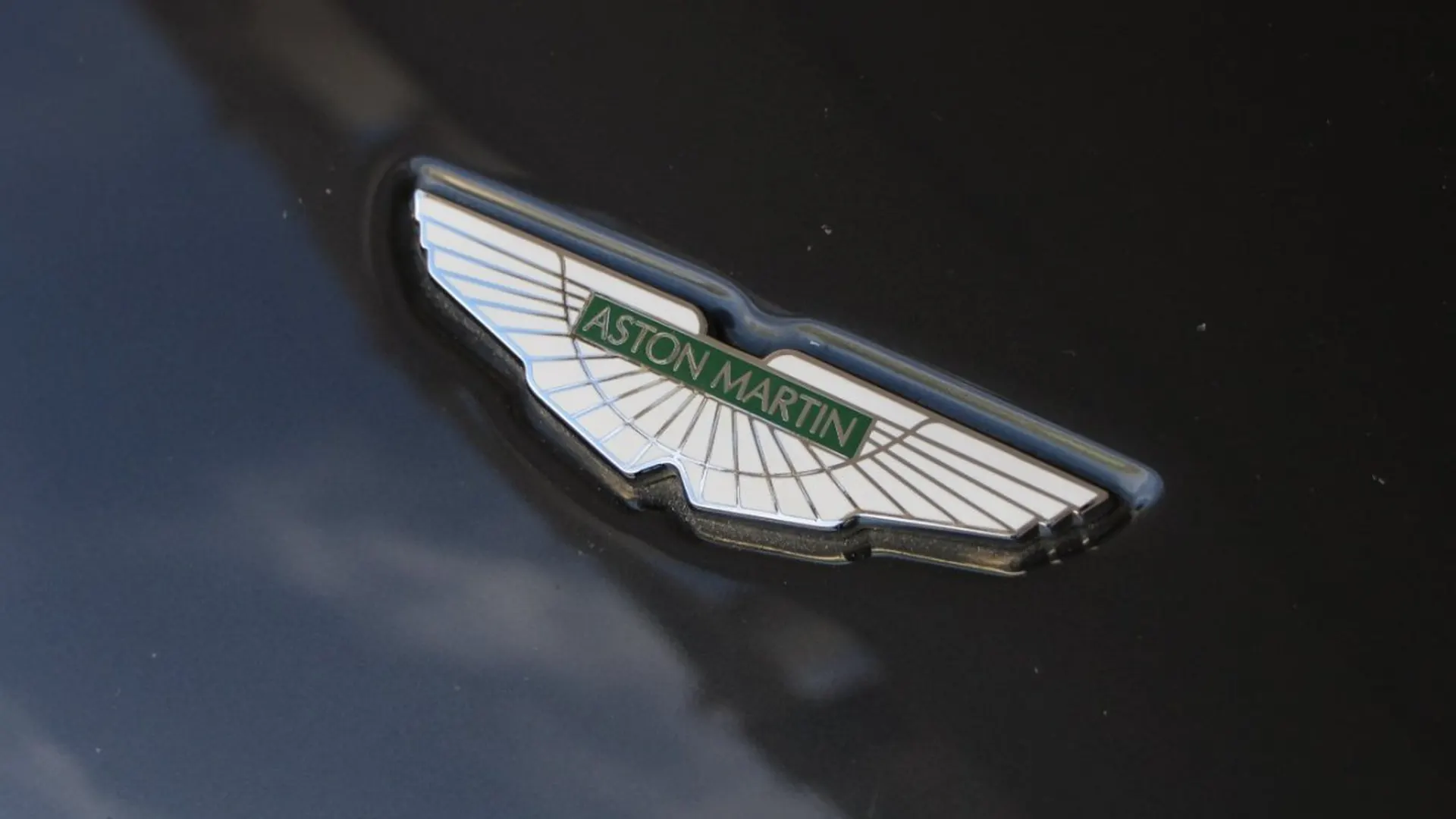 Aston Martin V8 — photo 3