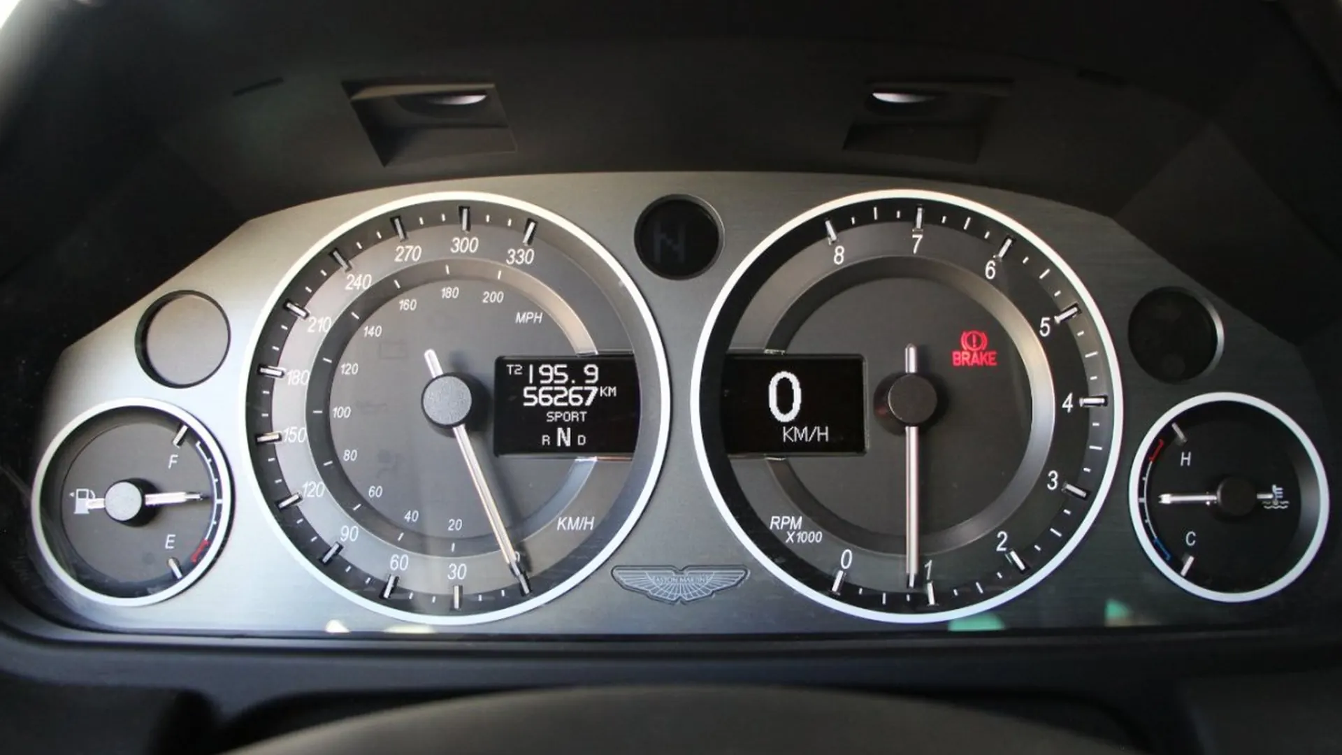 Aston Martin V8 — photo 16