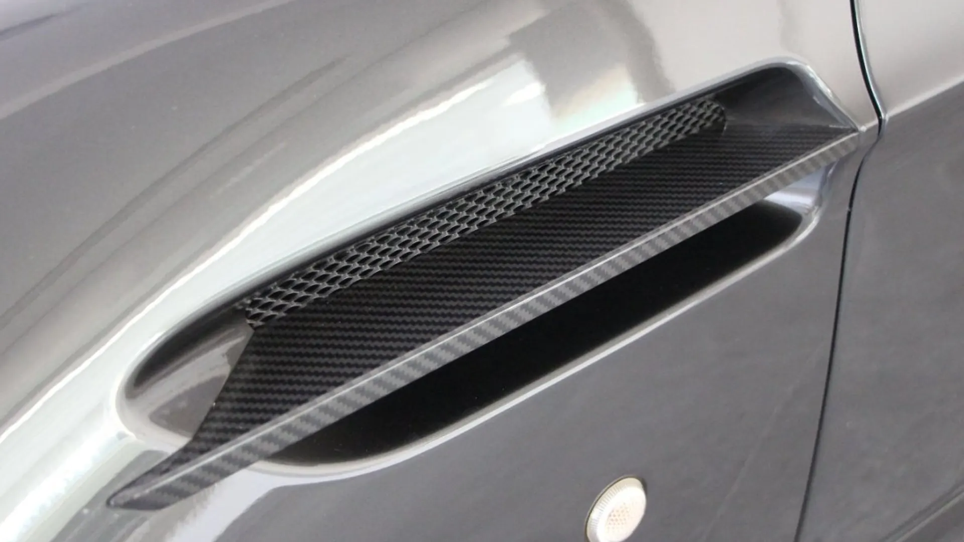 Aston Martin V8 — photo 5