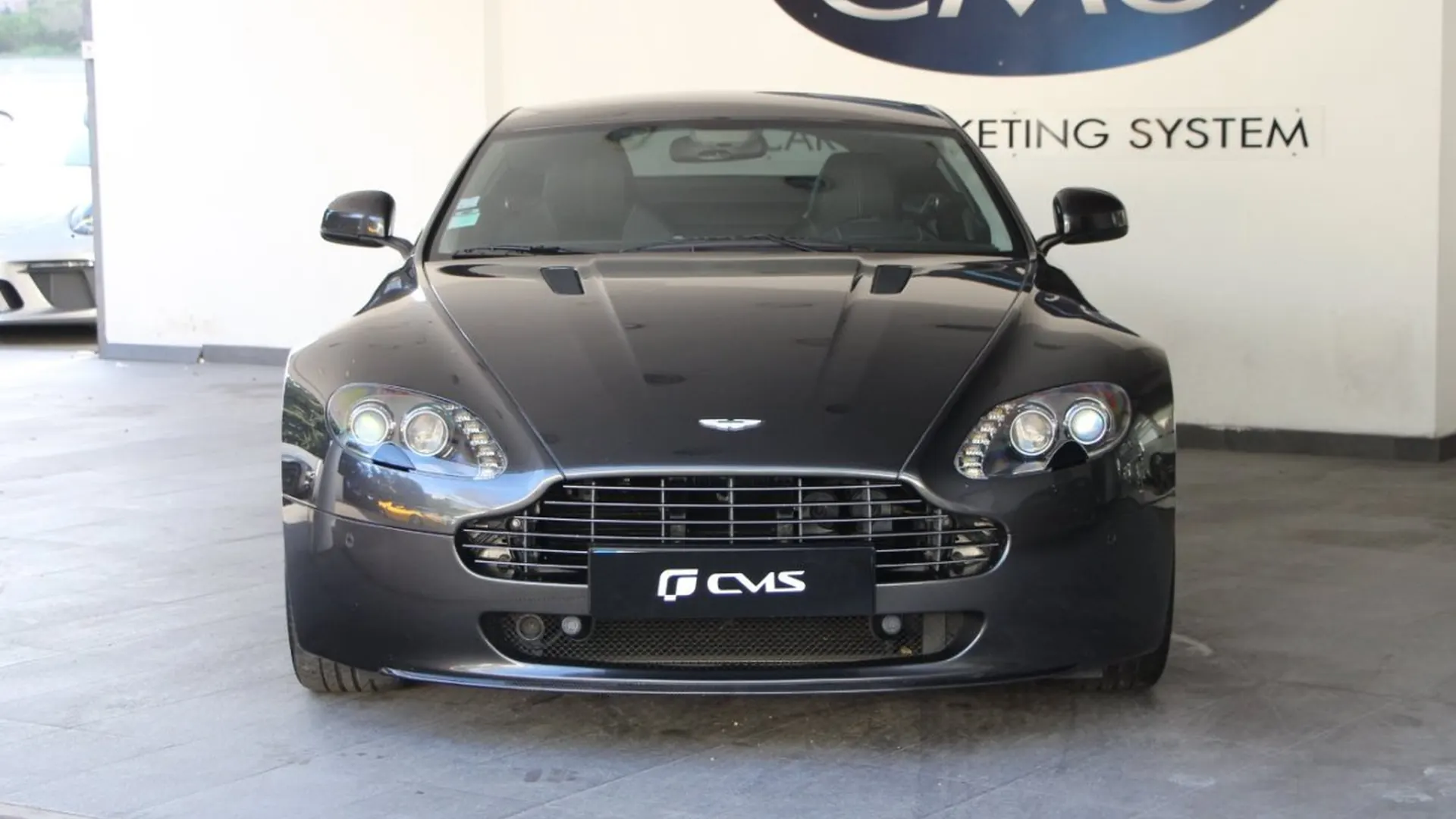 Aston Martin V8 — photo 2