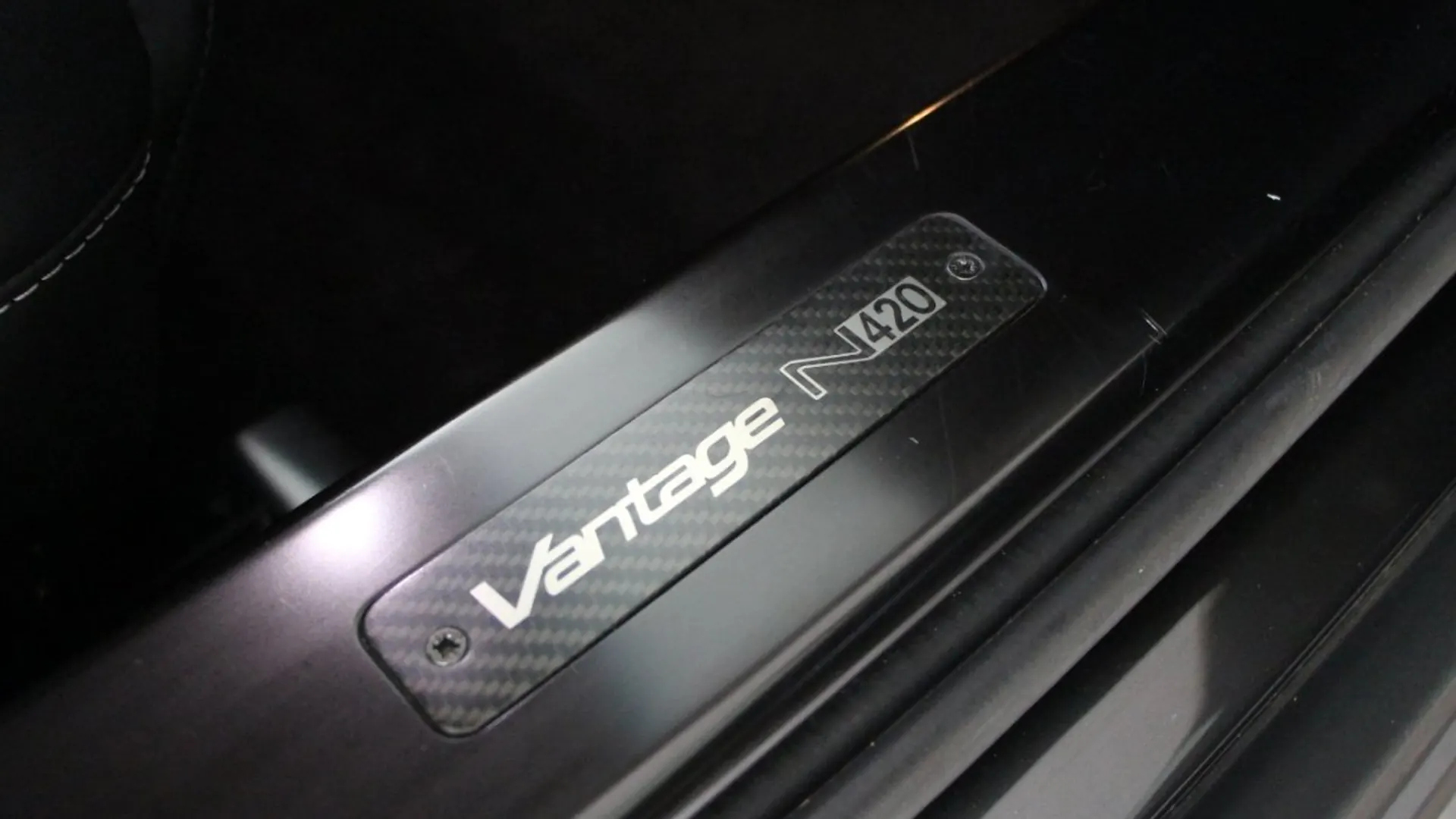 Aston Martin V8 — photo 11