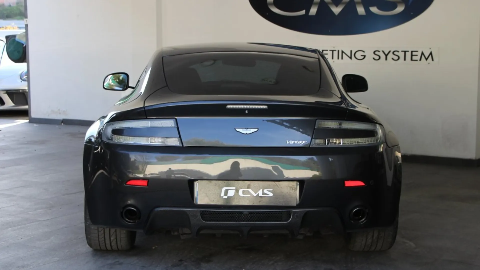 Aston Martin V8 — photo 7
