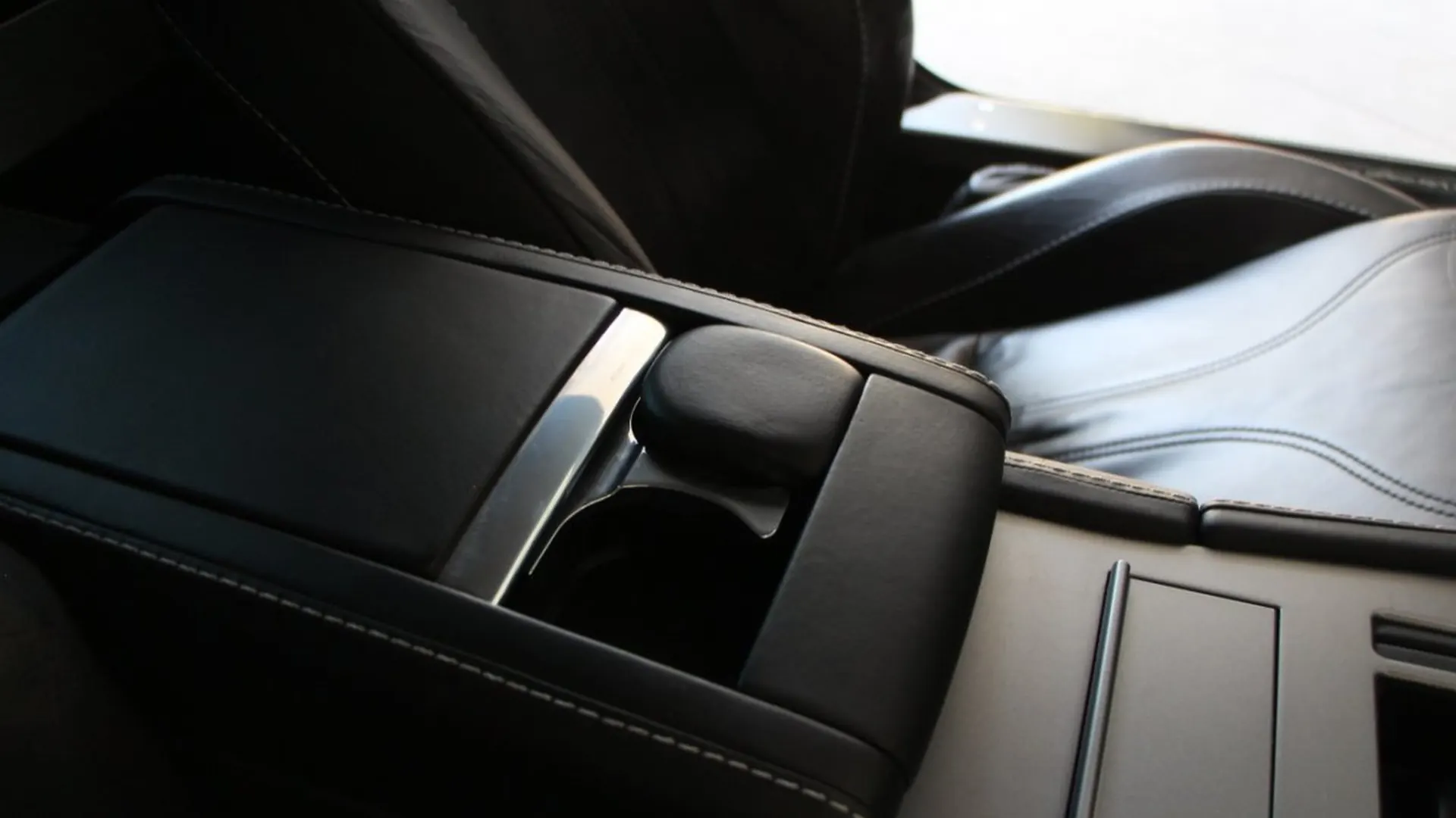 Aston Martin V8 — photo 20