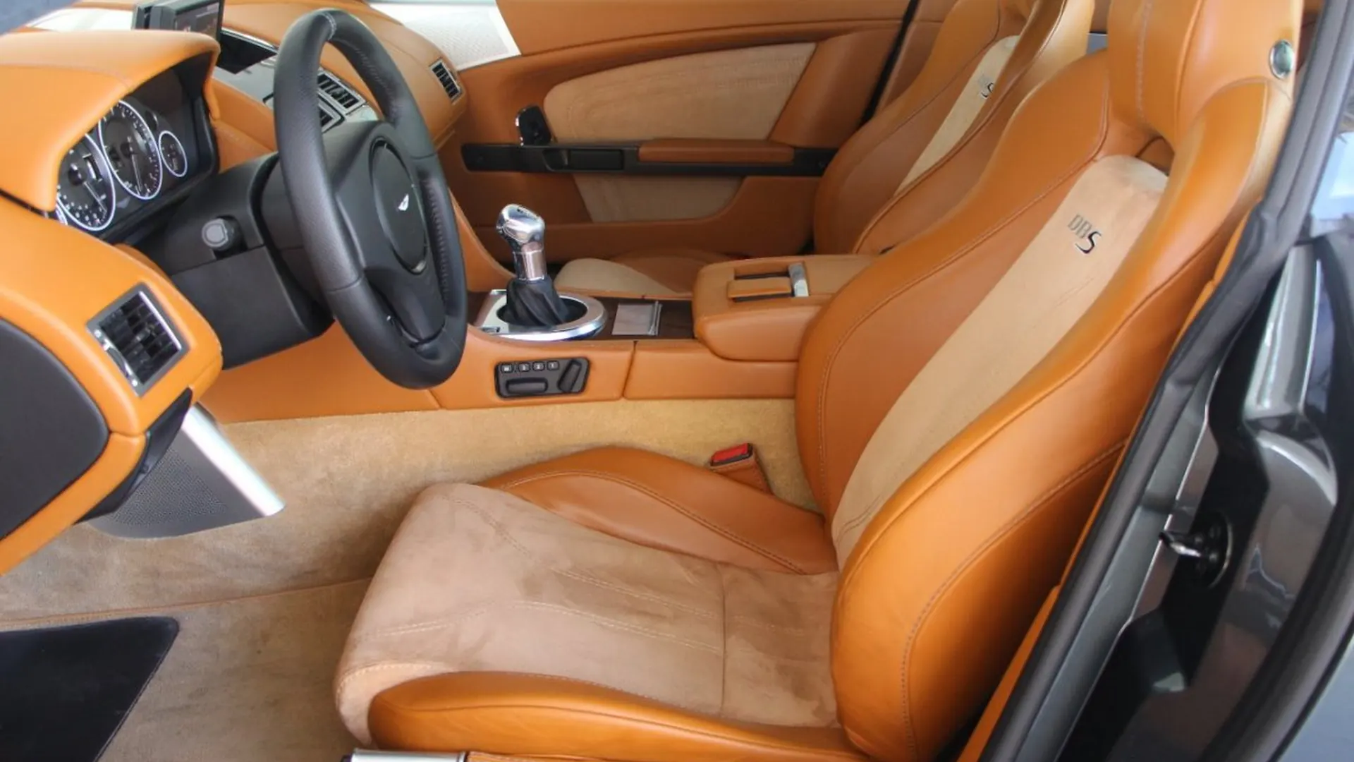 Aston Martin DBS — photo 8