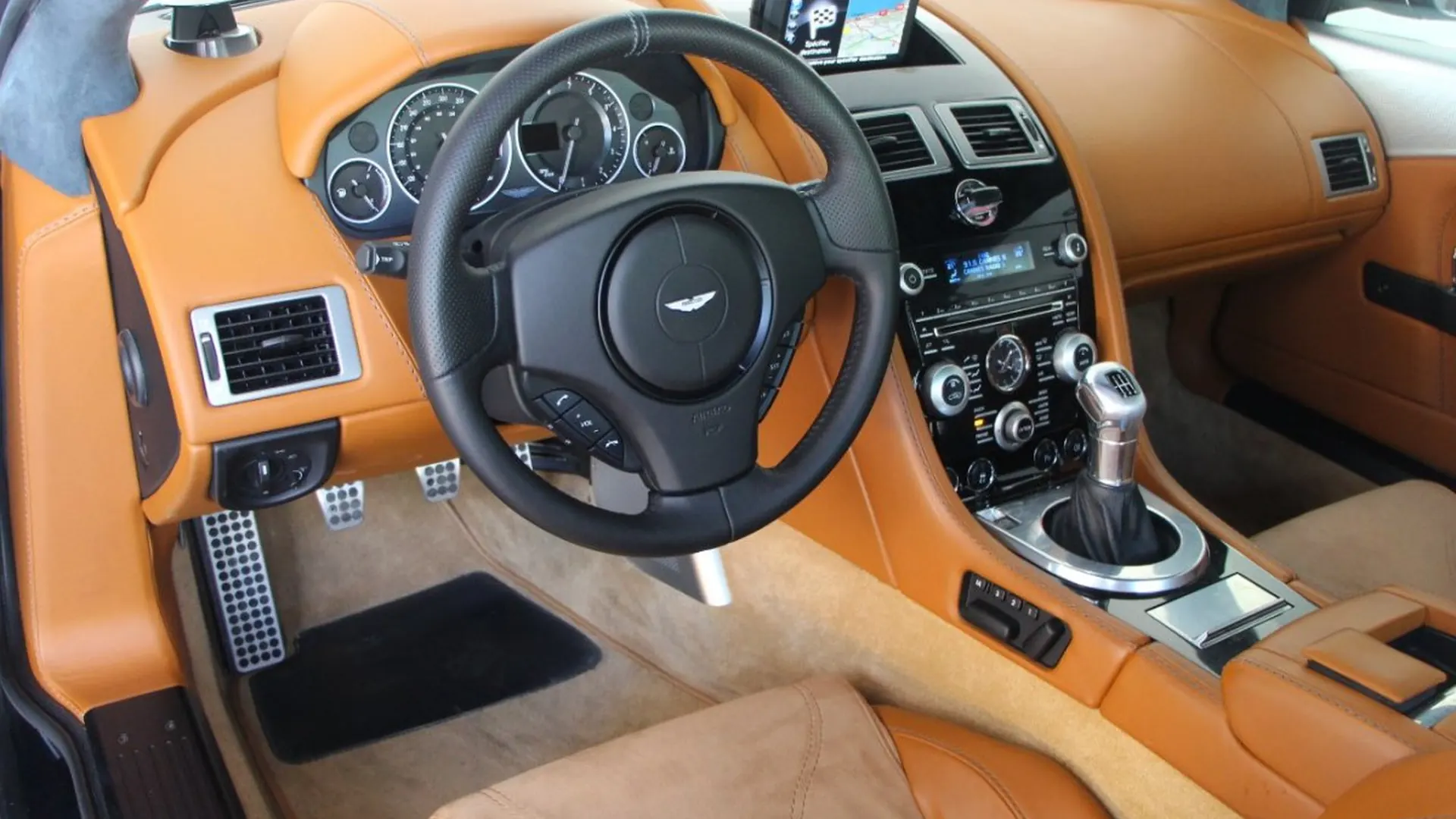 Aston Martin DBS — photo 7