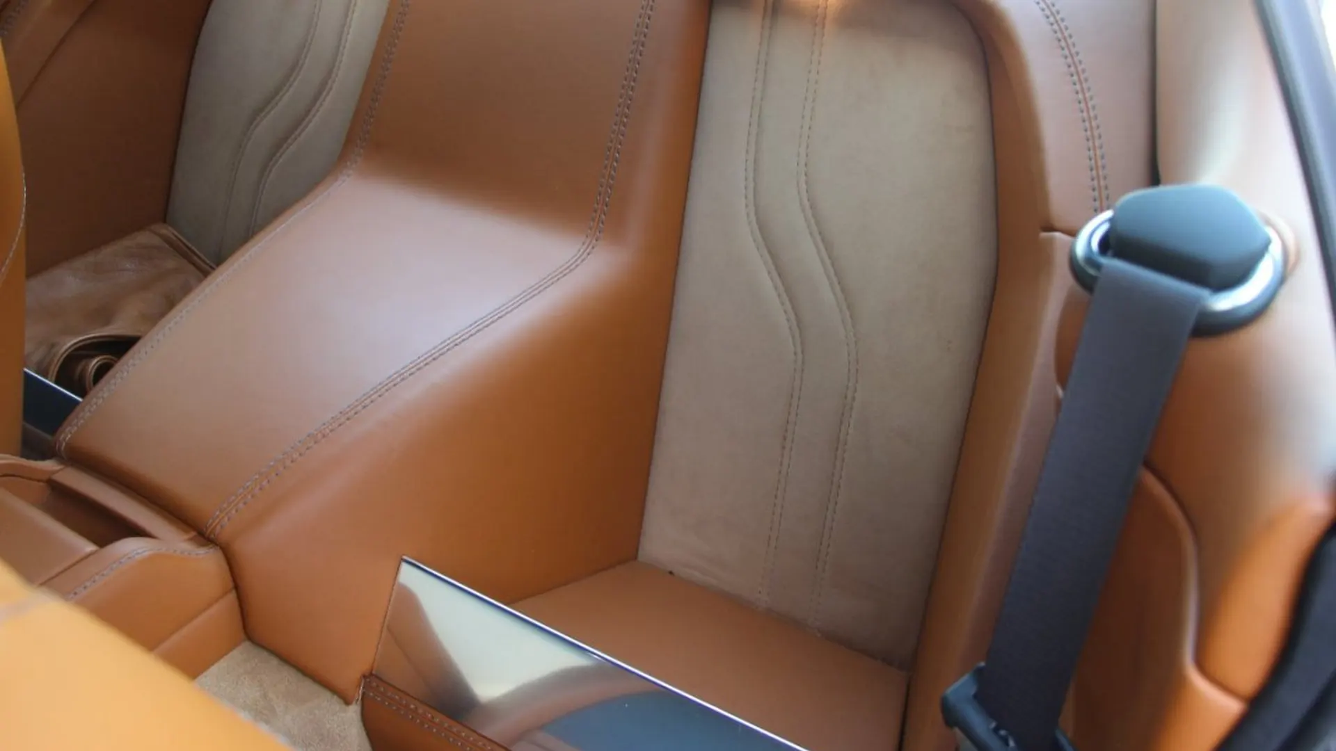 Aston Martin DBS — photo 28