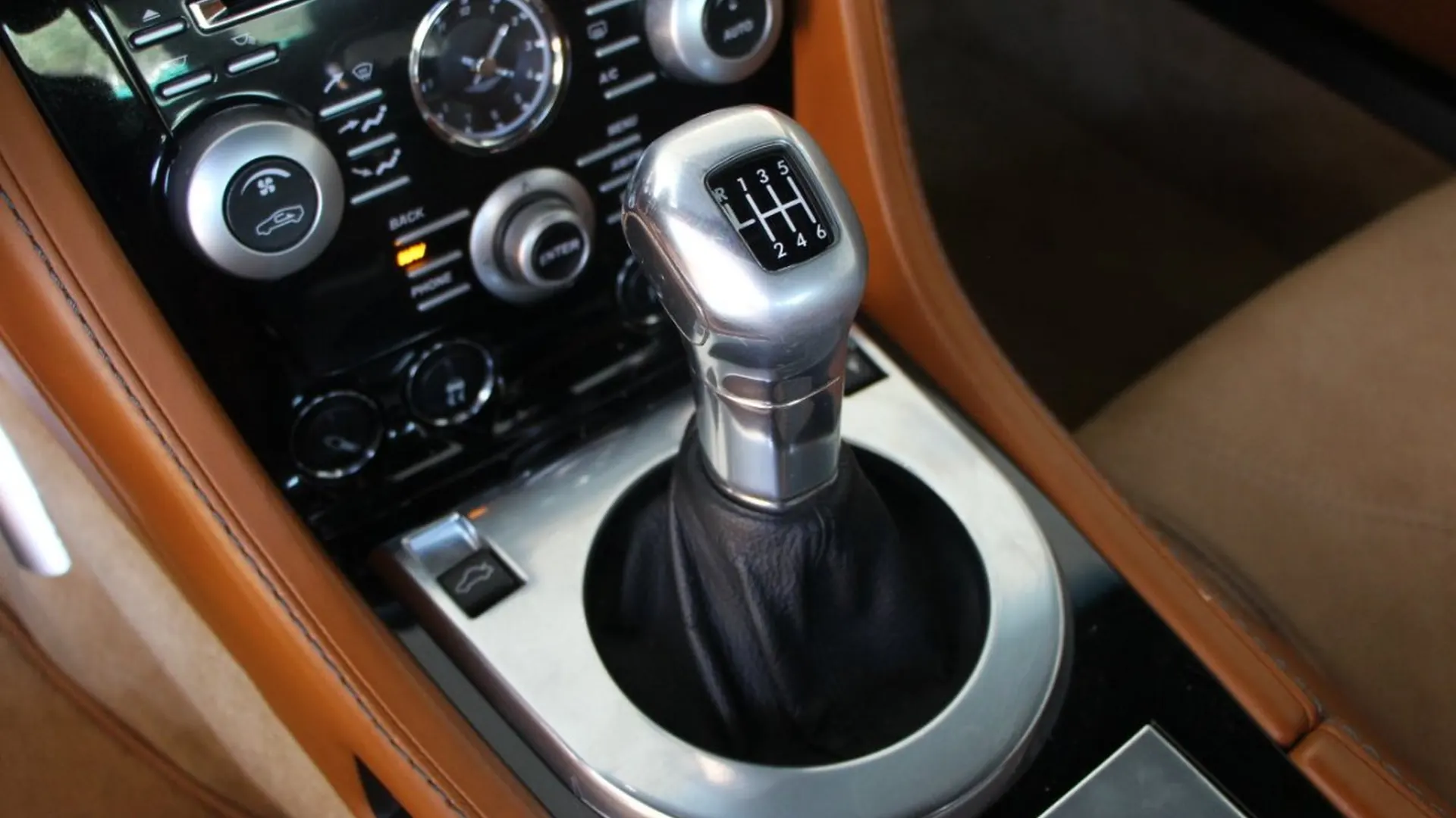 Aston Martin DBS — photo 14