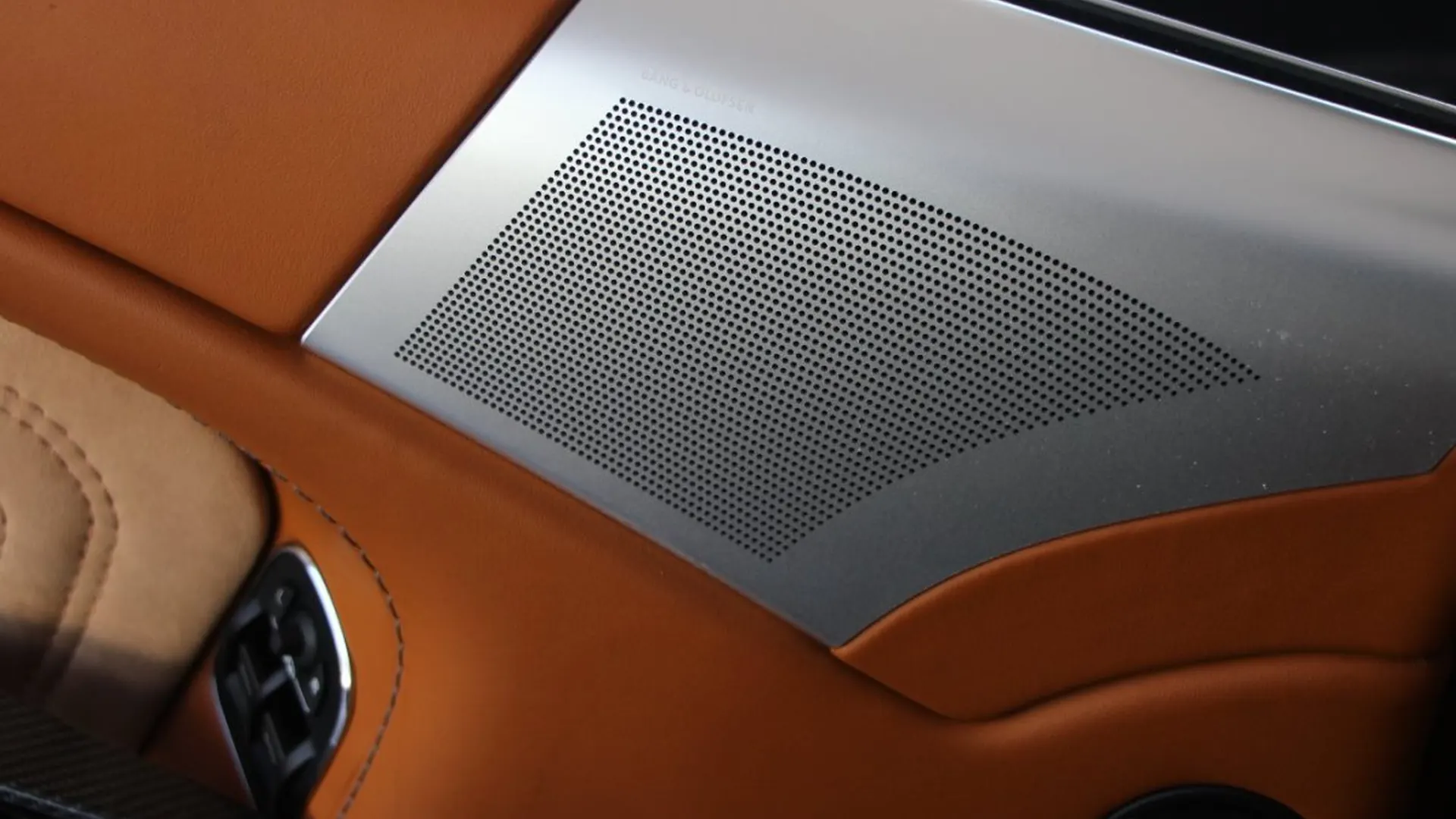 Aston Martin DBS — photo 12