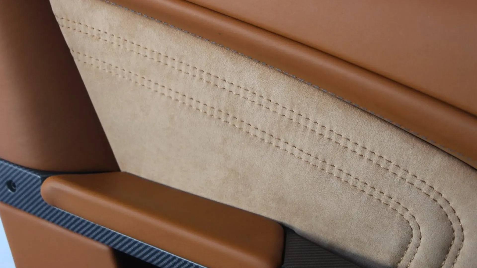 Aston Martin DBS — photo 15