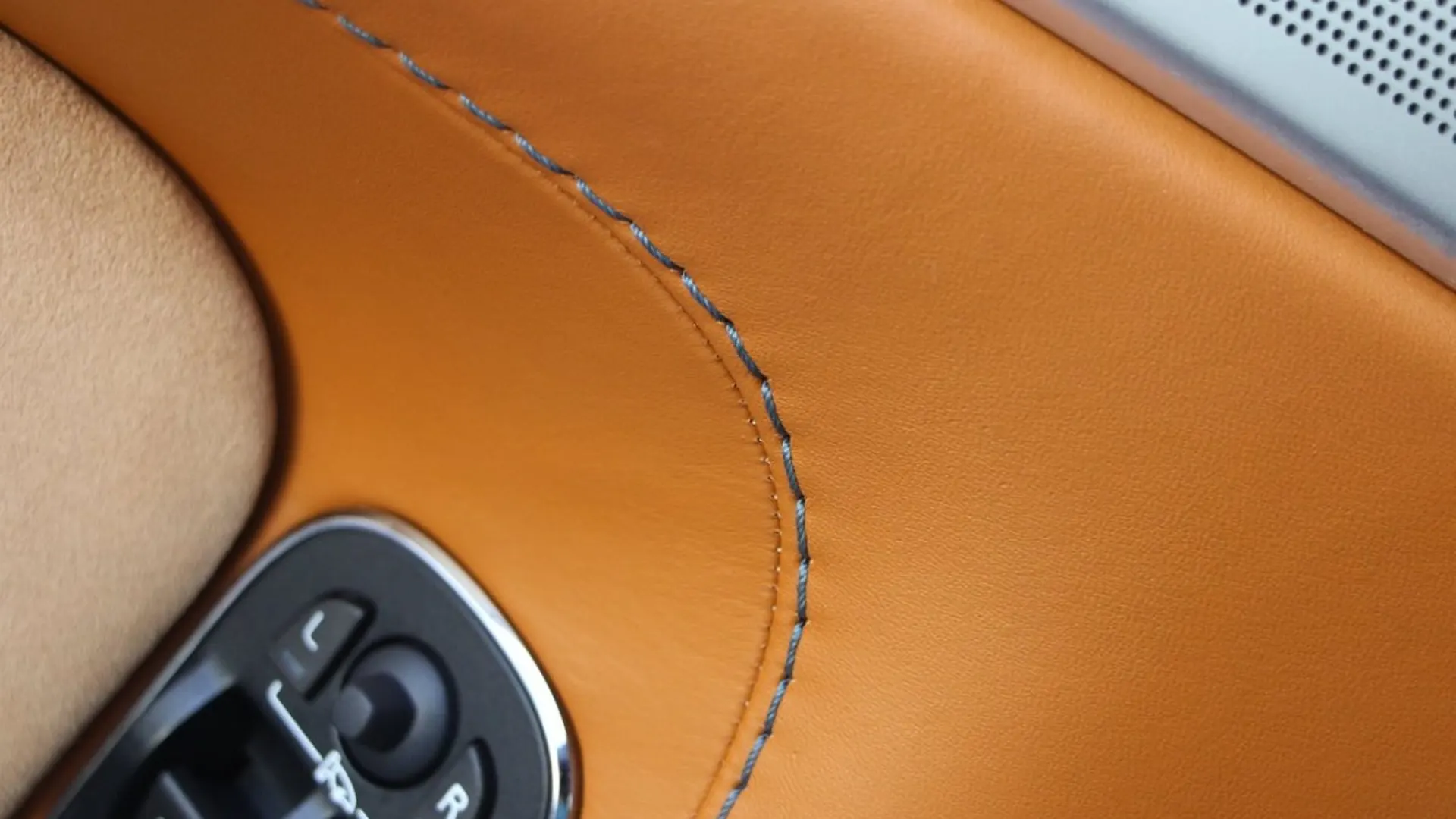 Aston Martin DBS — photo 20