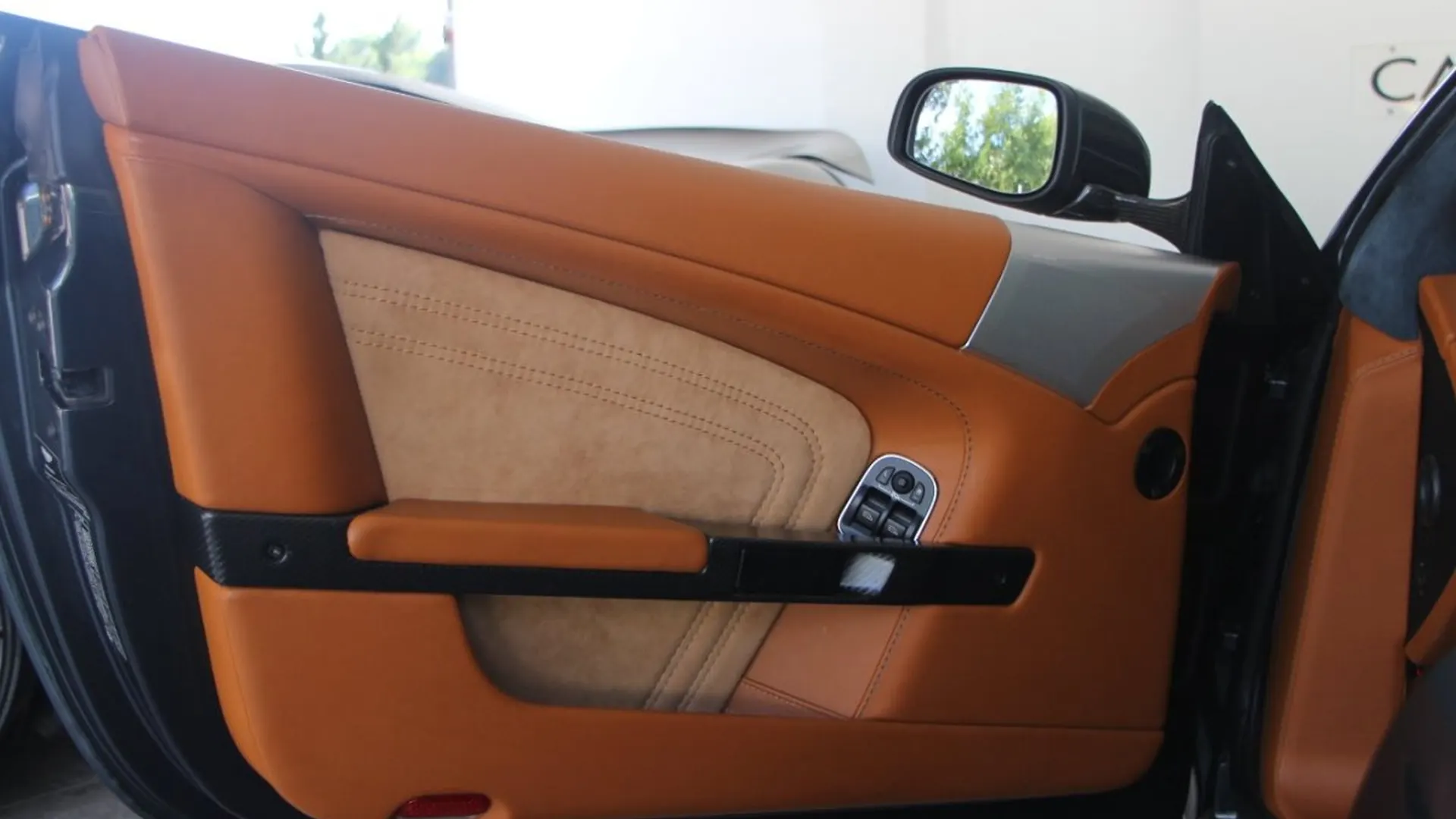 Aston Martin DBS — photo 10