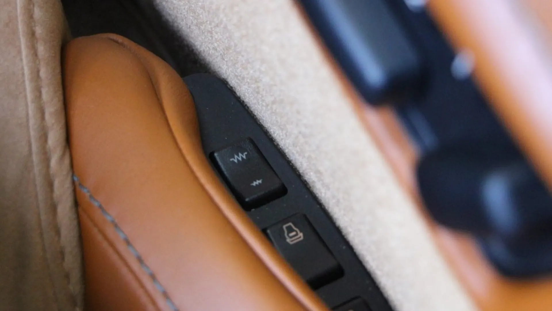 Aston Martin DBS — photo 19