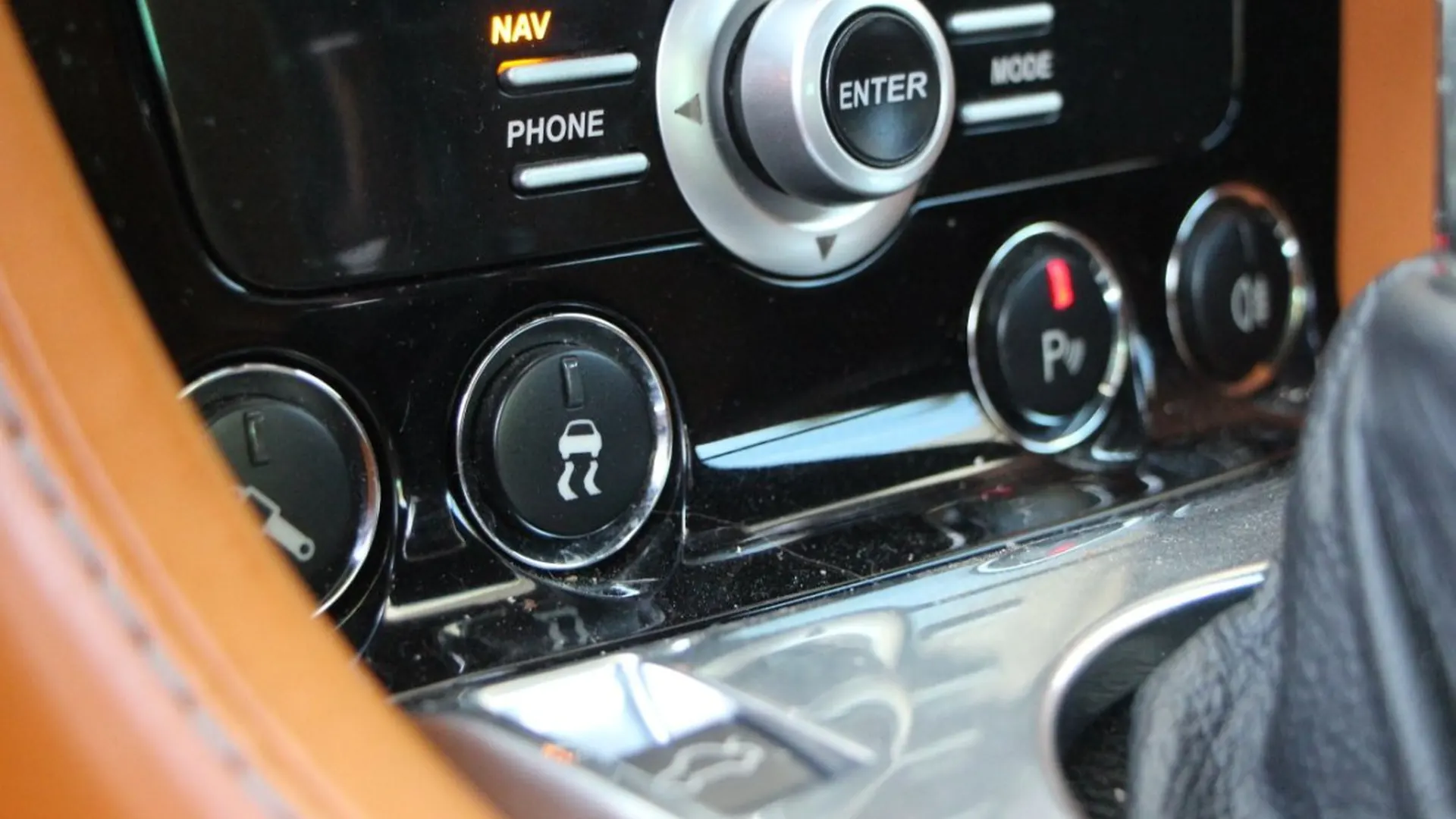 Aston Martin DBS — photo 24