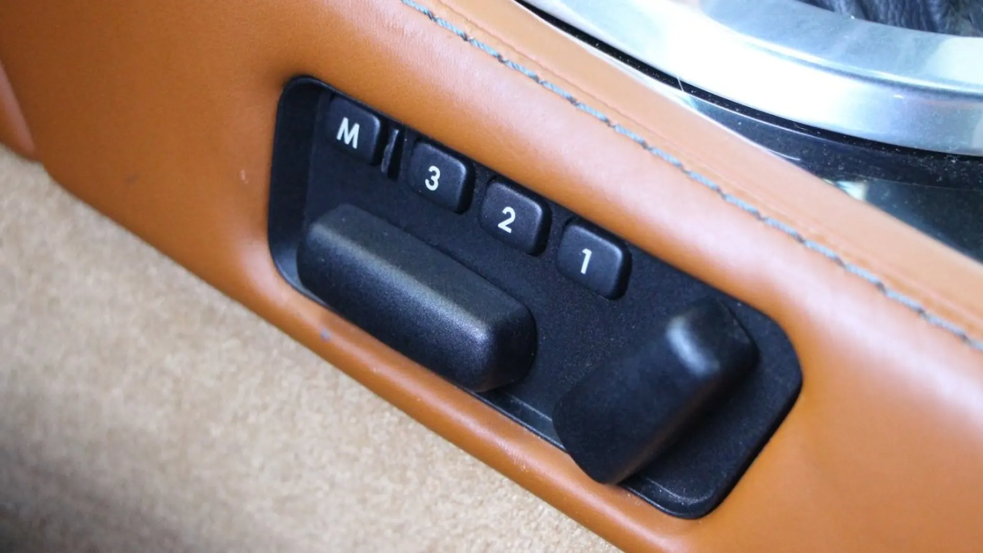 Aston Martin DBS — photo 18