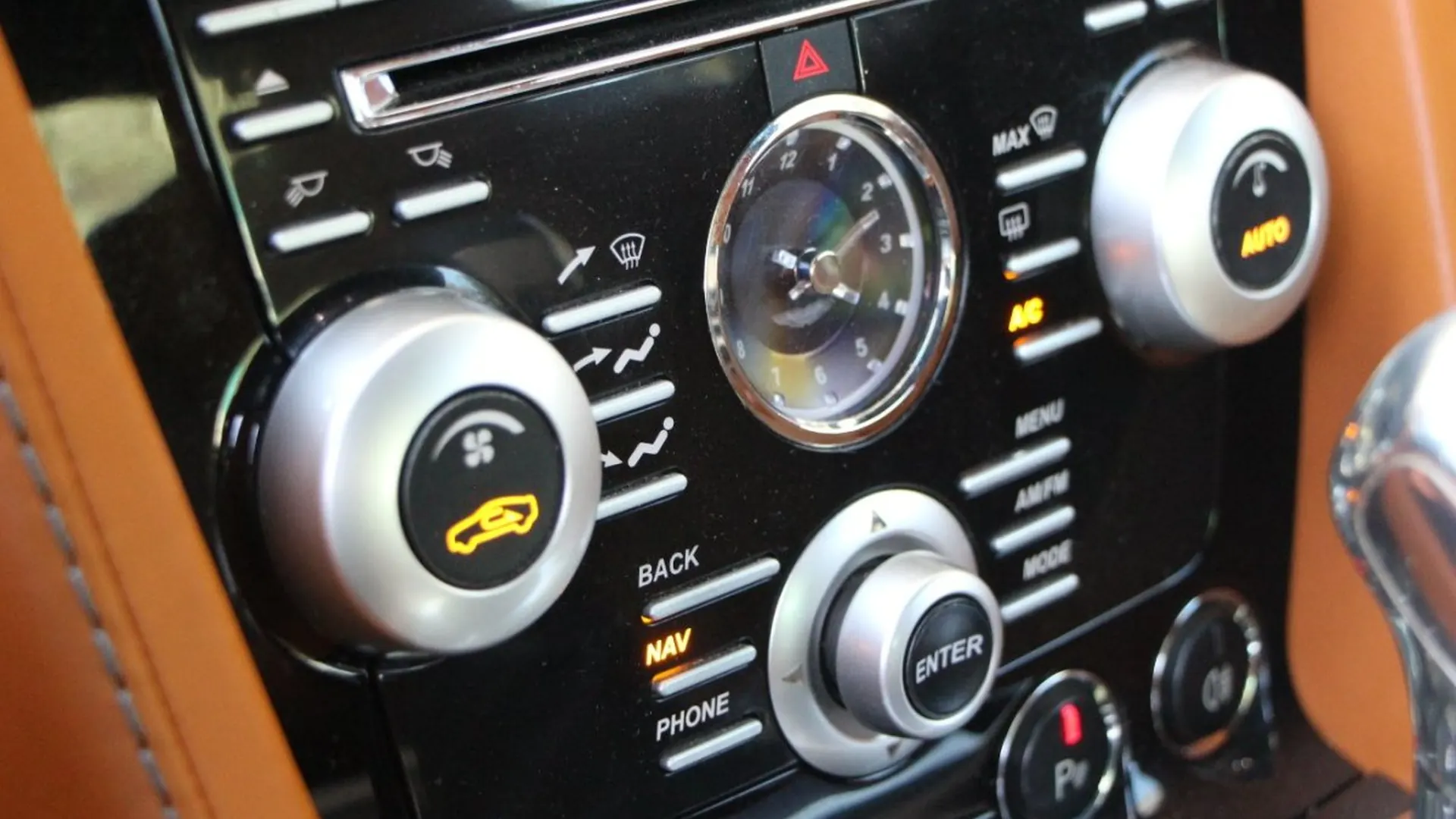 Aston Martin DBS — photo 25