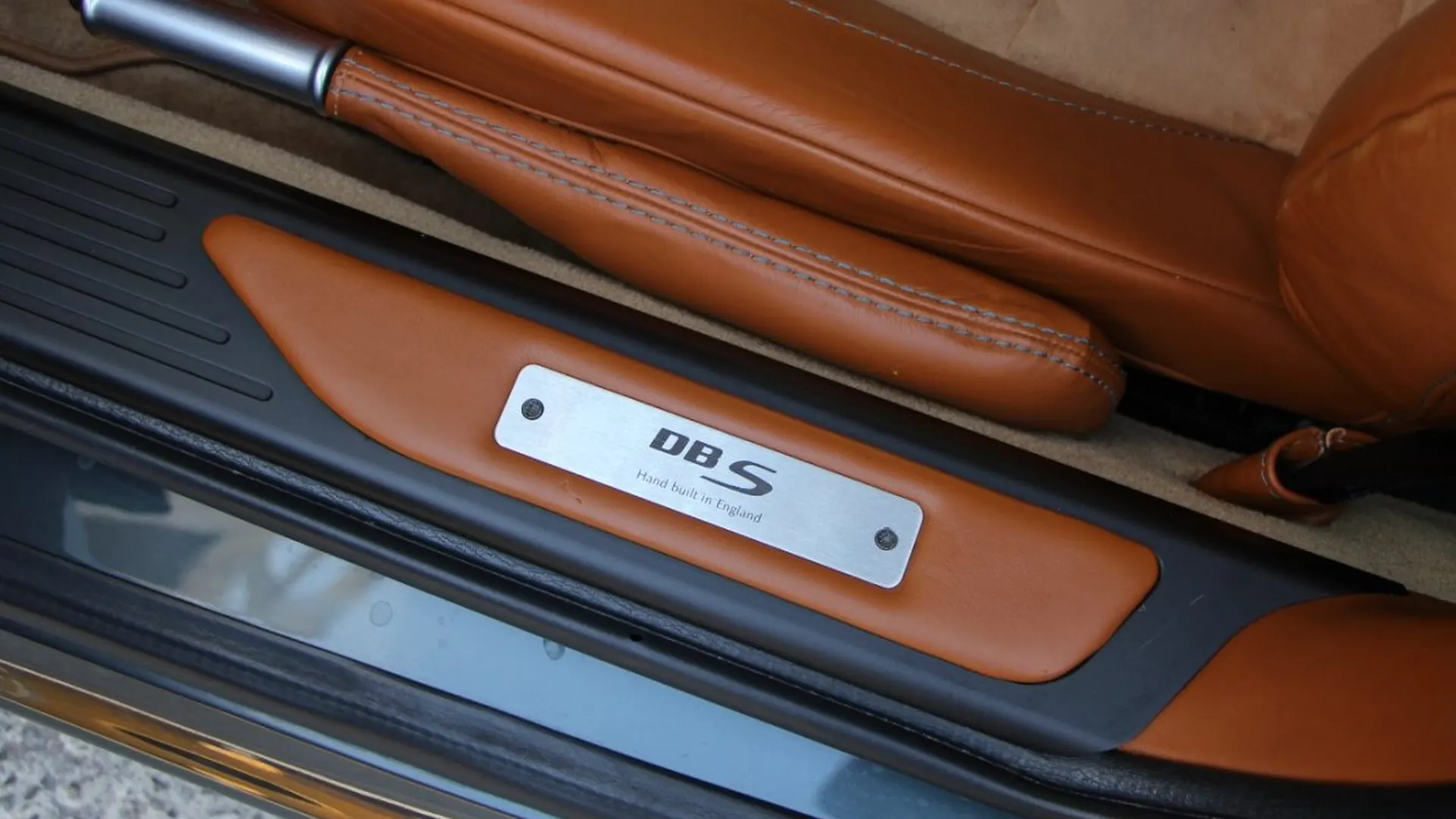 Aston Martin DBS — photo 29