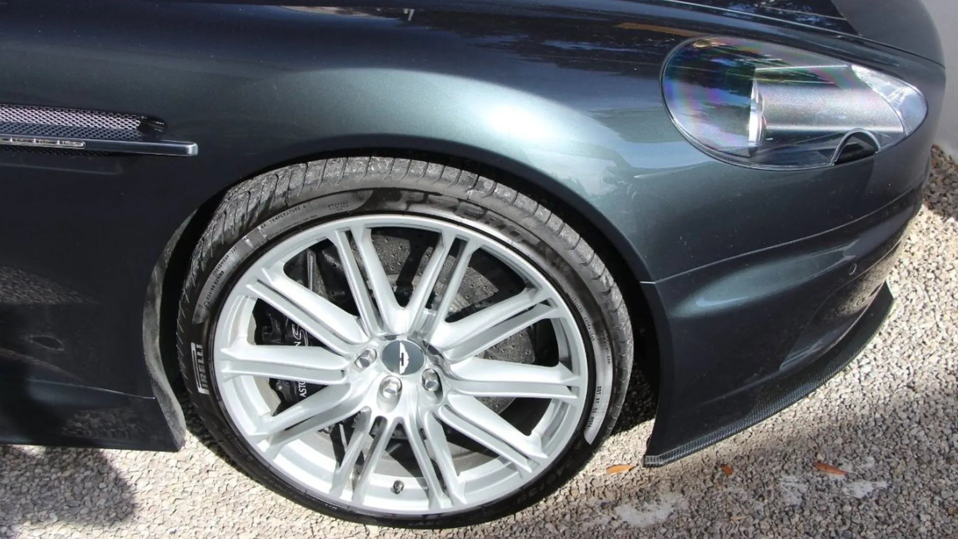 Aston Martin DBS — photo 31
