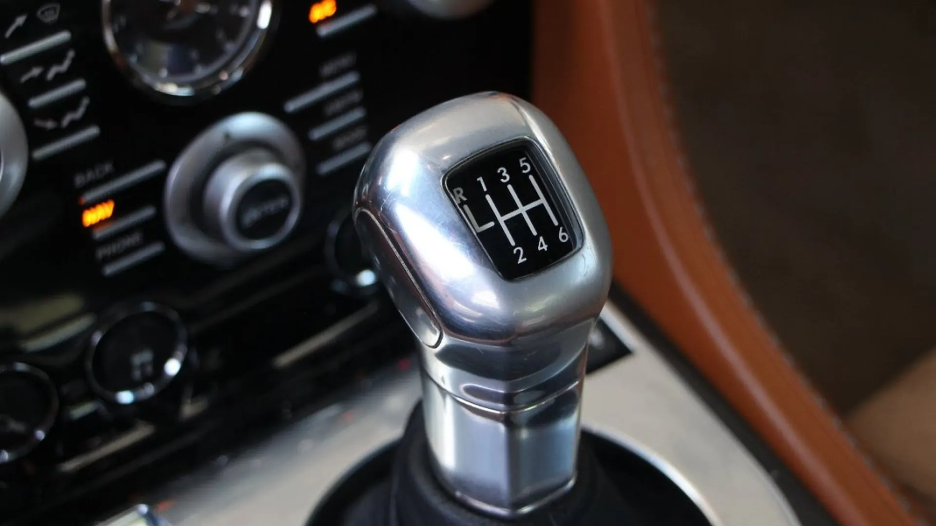 Aston Martin DBS — photo 22