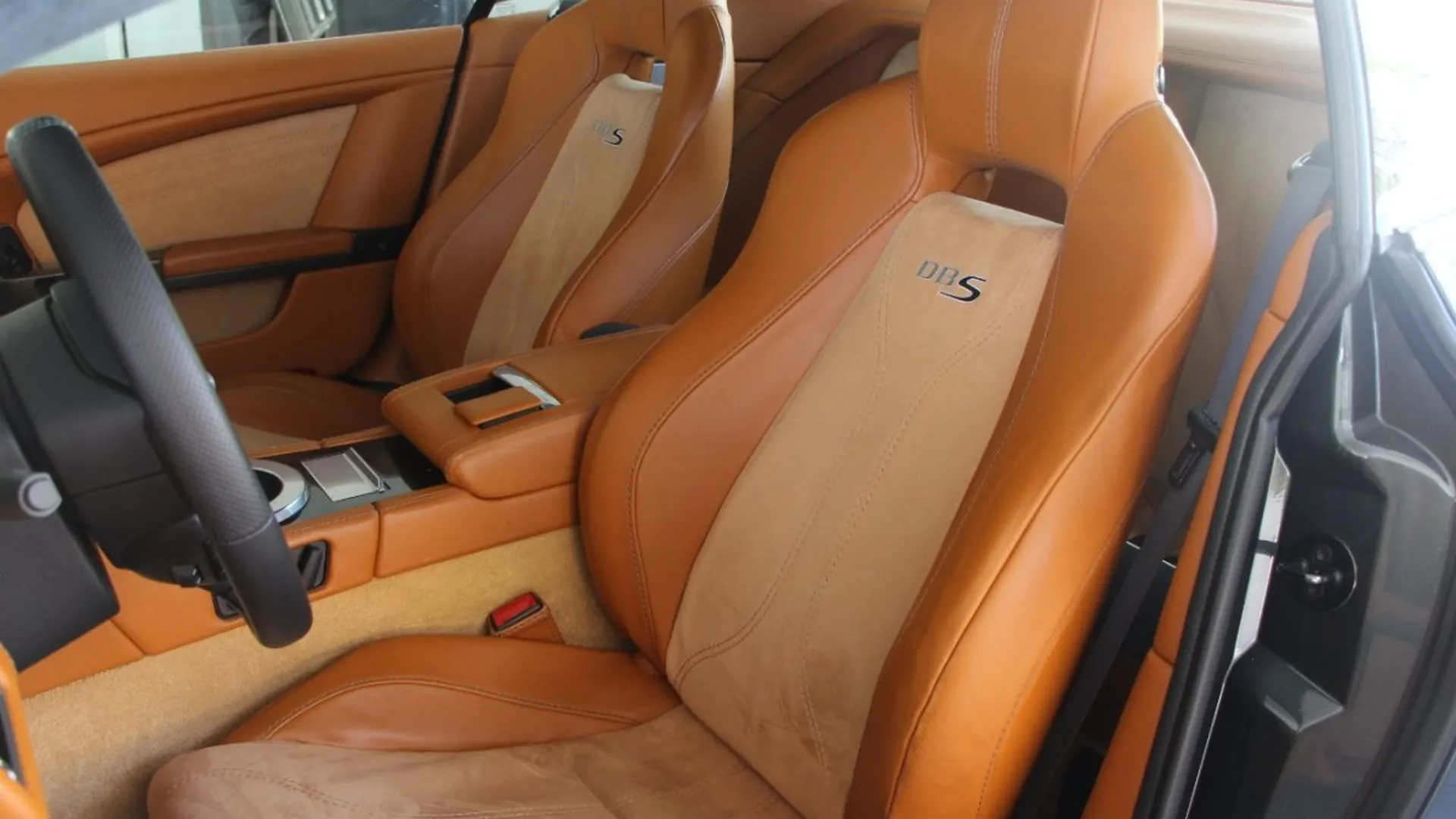 Aston Martin DBS — photo 9