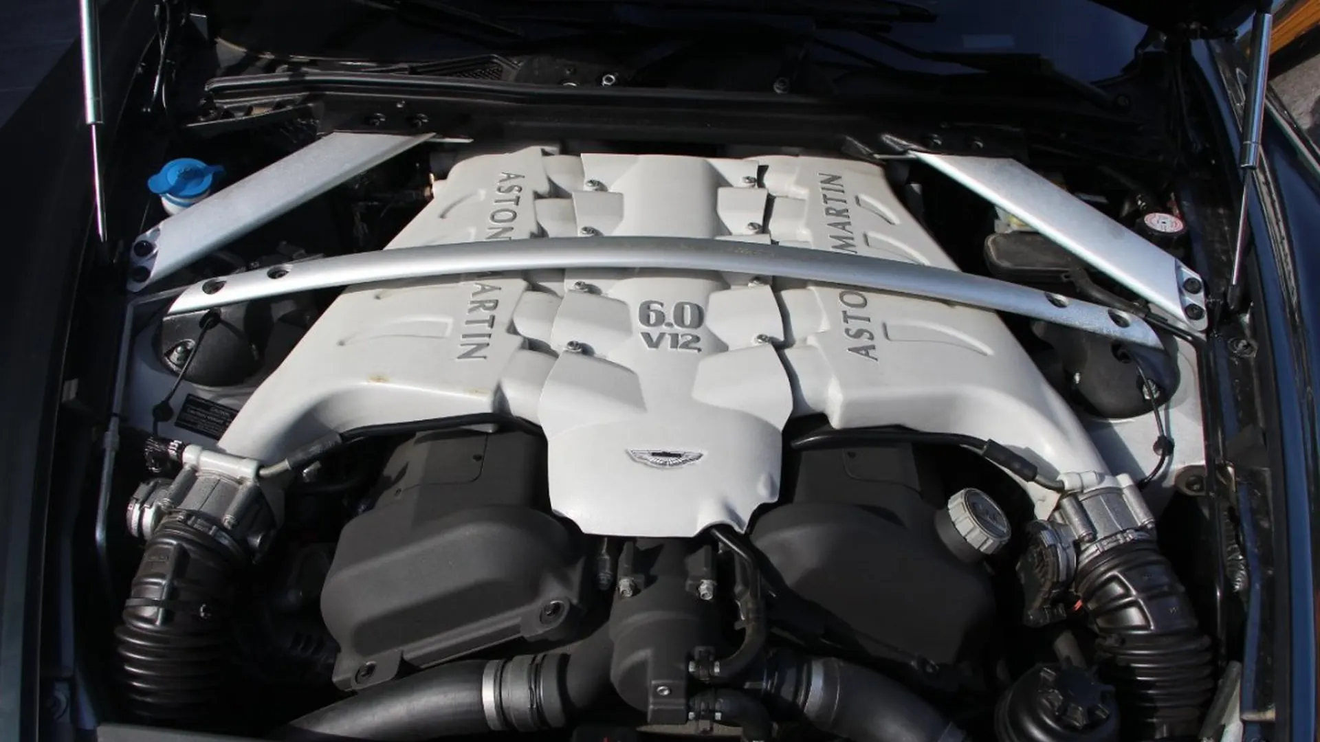 Aston Martin DBS — photo 35