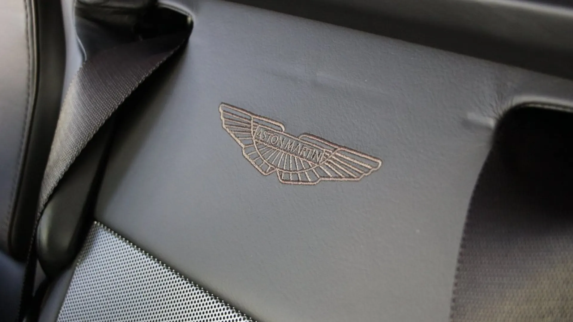 Aston Martin DB9 — photo 27