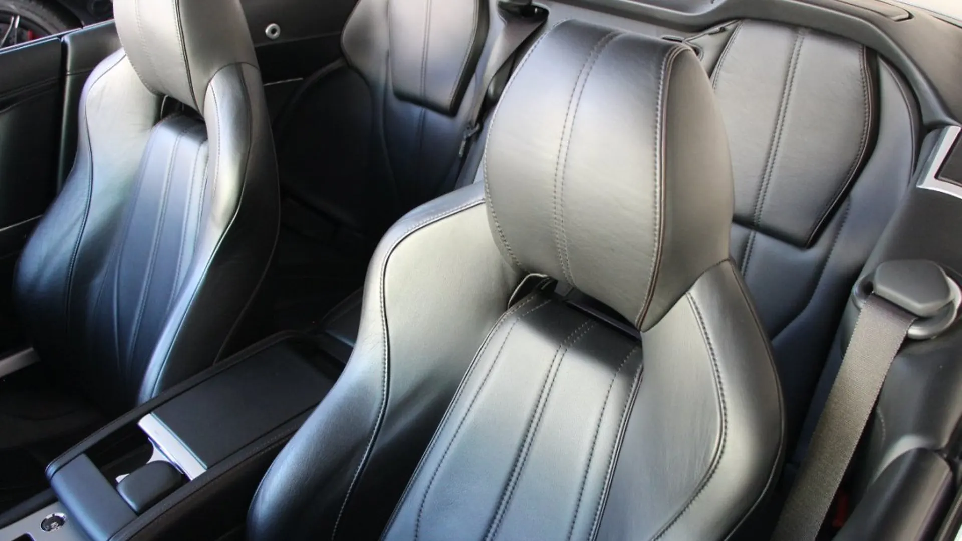 Aston Martin DB9 — photo 20