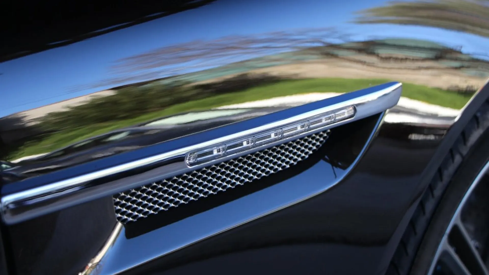 Aston Martin DB9 — photo 8