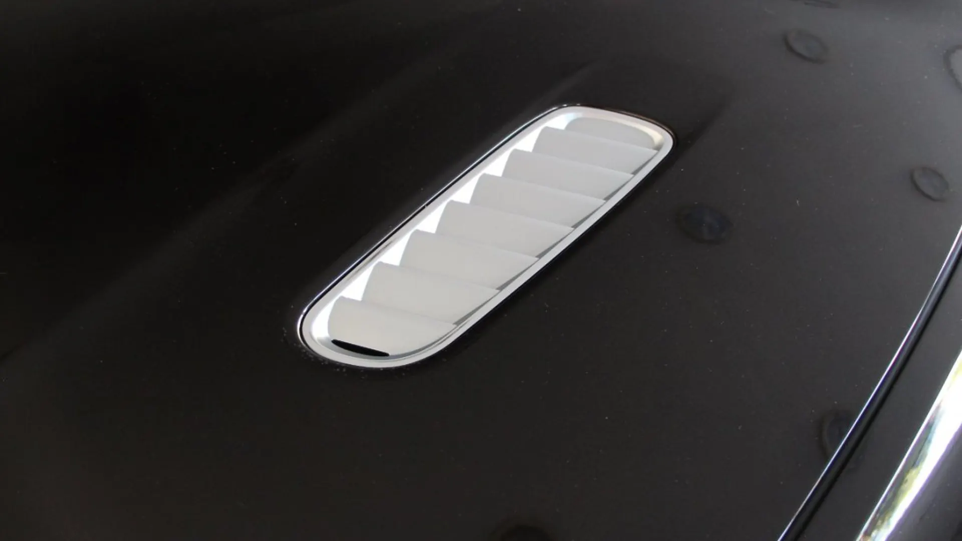 Aston Martin DB9 — photo 3