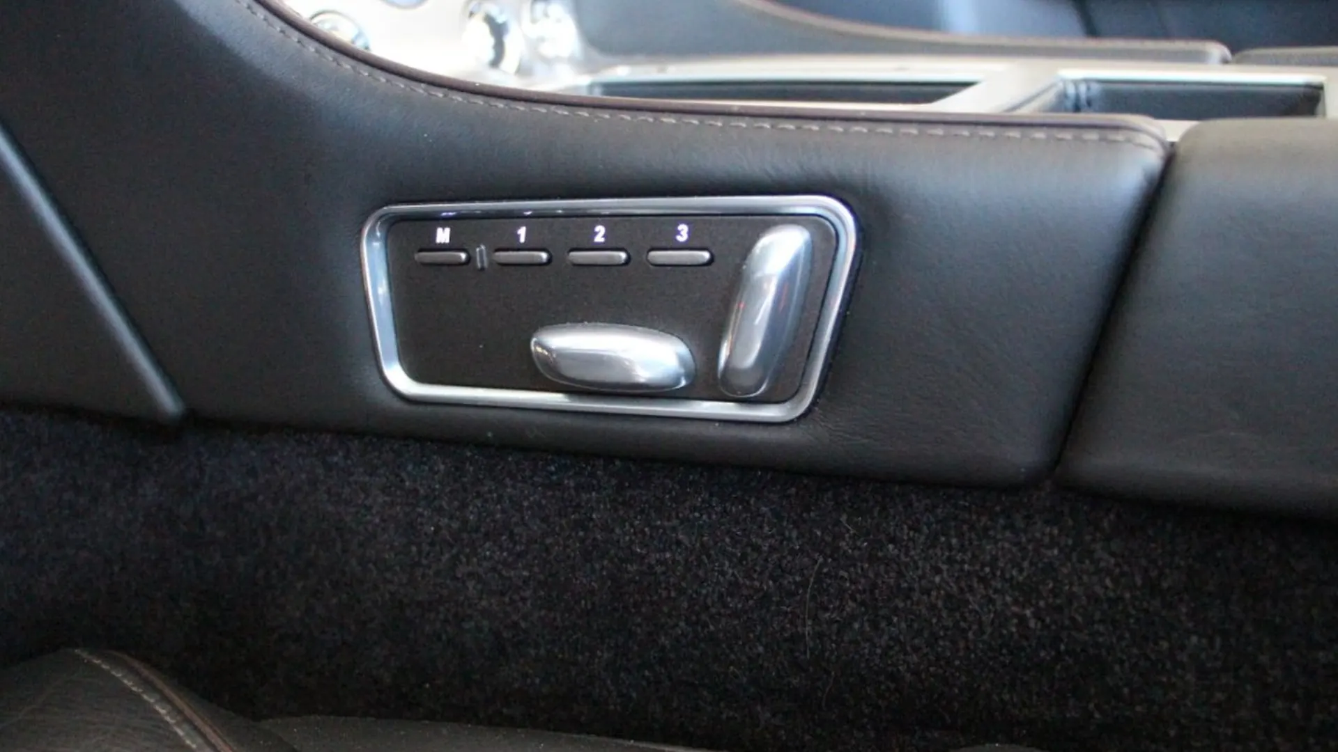 Aston Martin DB9 — photo 25