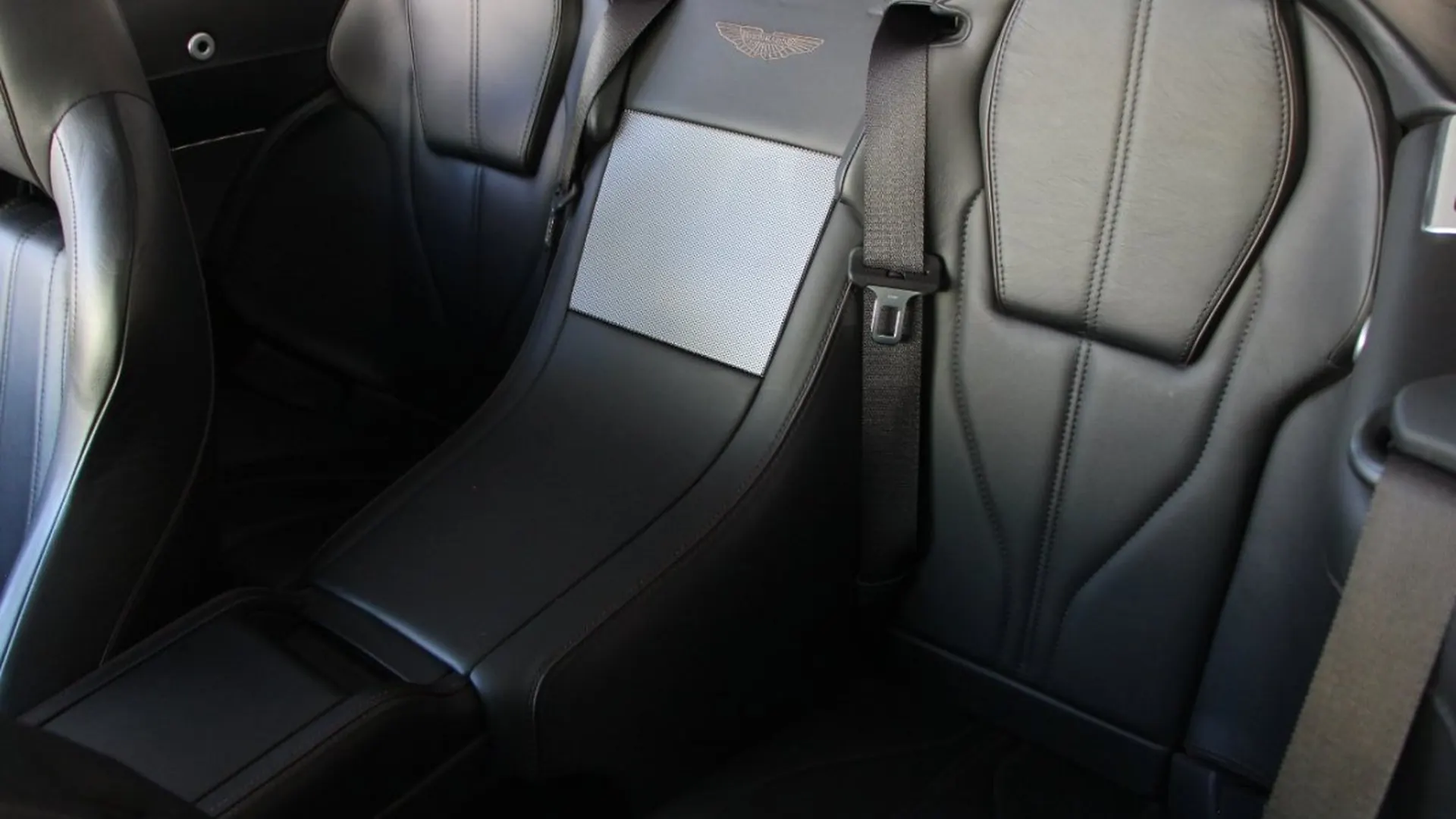 Aston Martin DB9 — photo 26