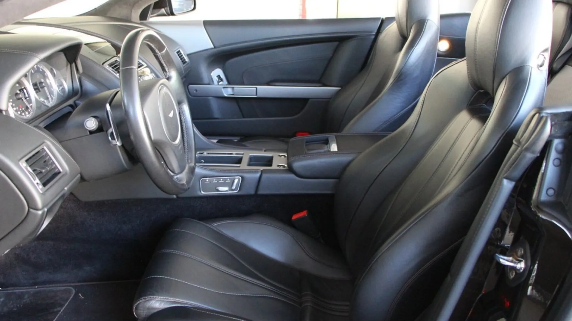 Aston Martin DB9 — photo 18