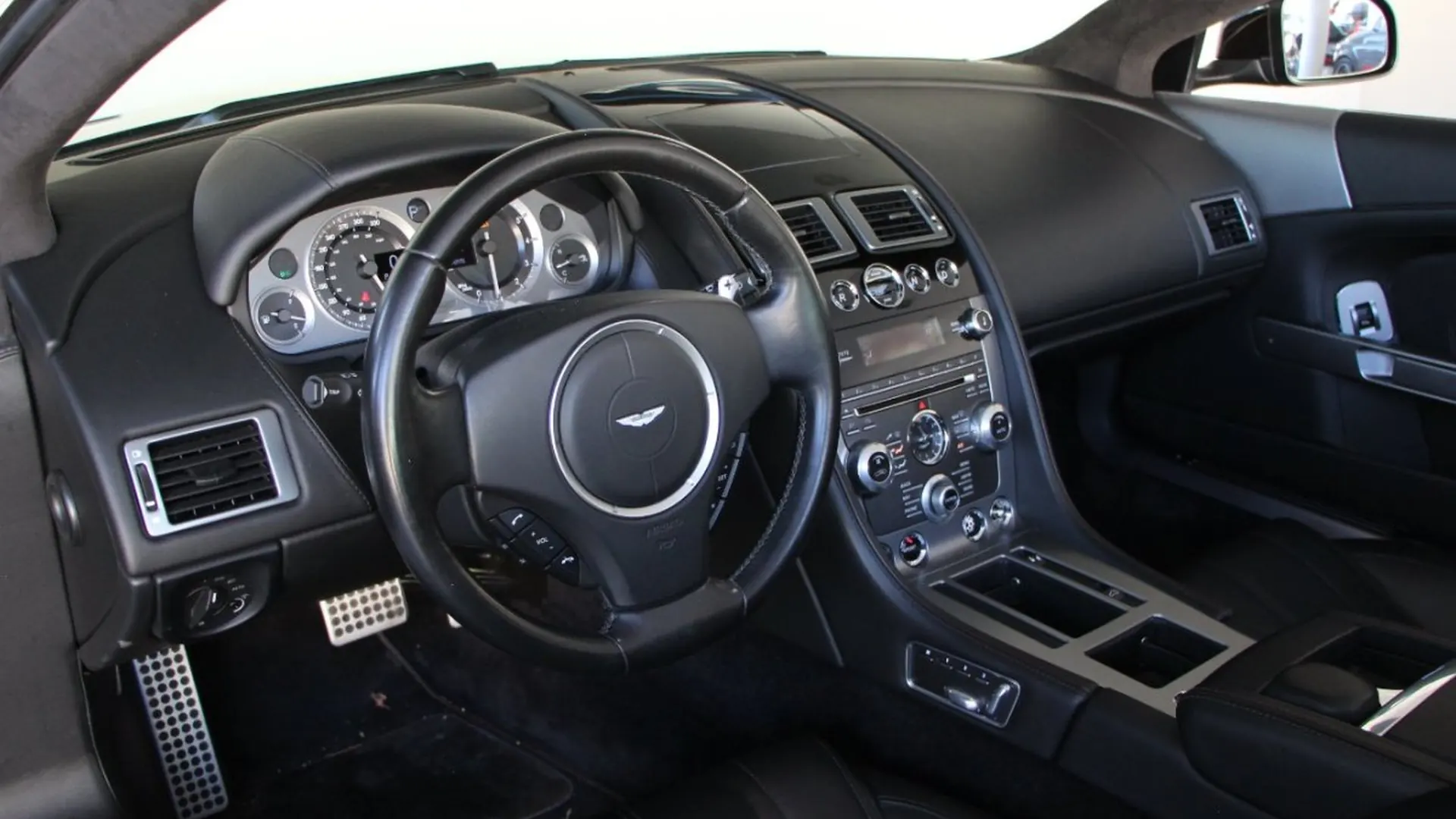 Aston Martin DB9 — photo 21