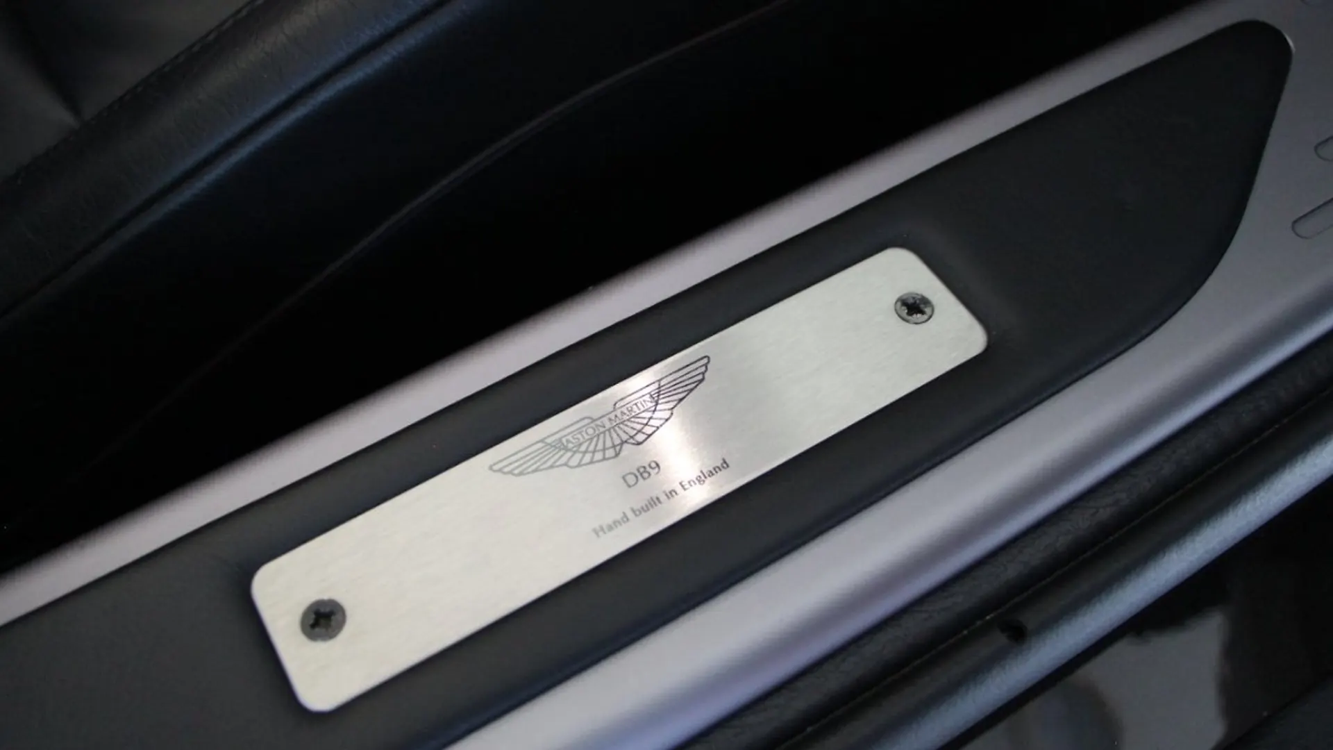 Aston Martin DB9 — photo 17