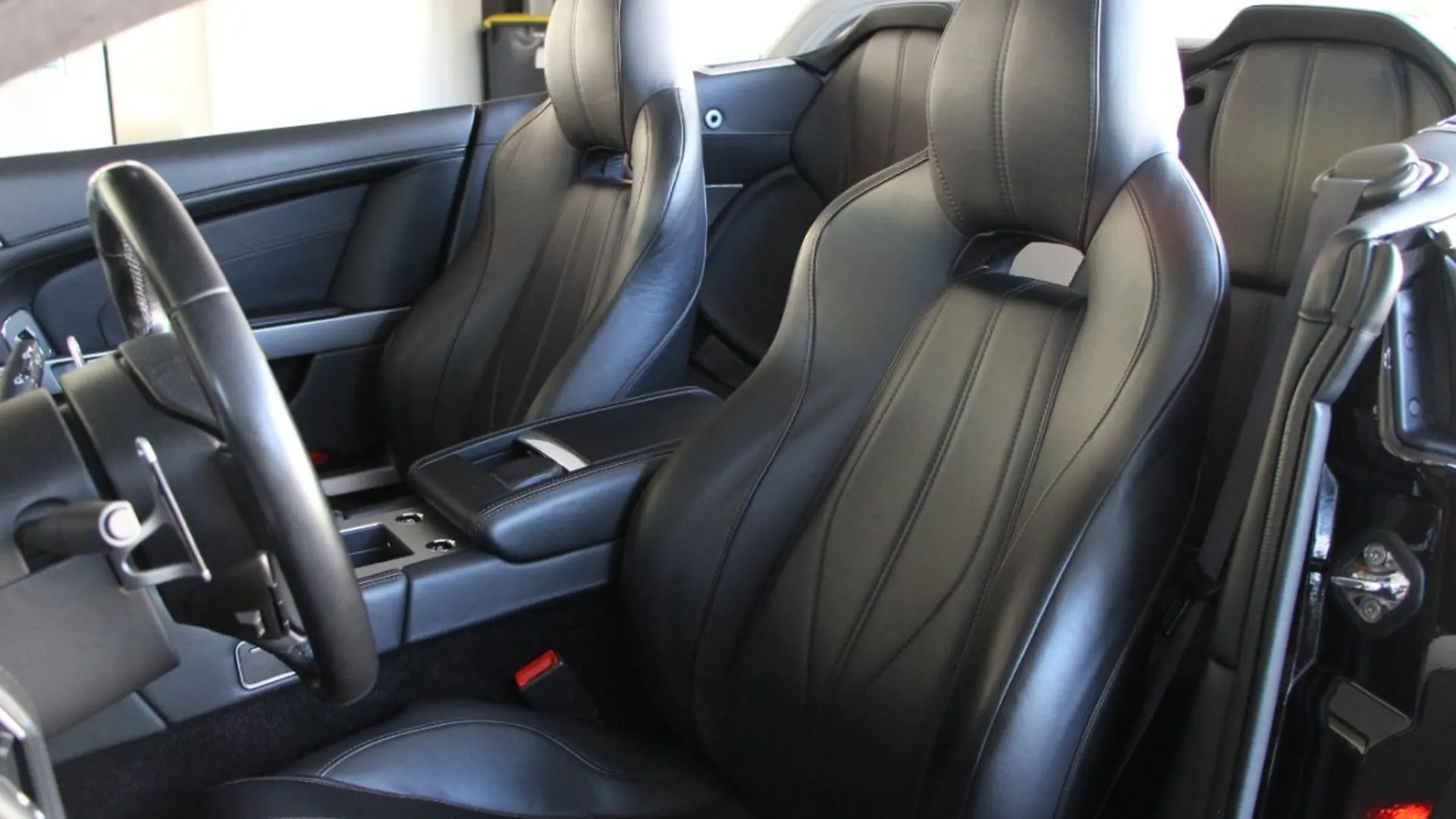 Aston Martin DB9 — photo 19