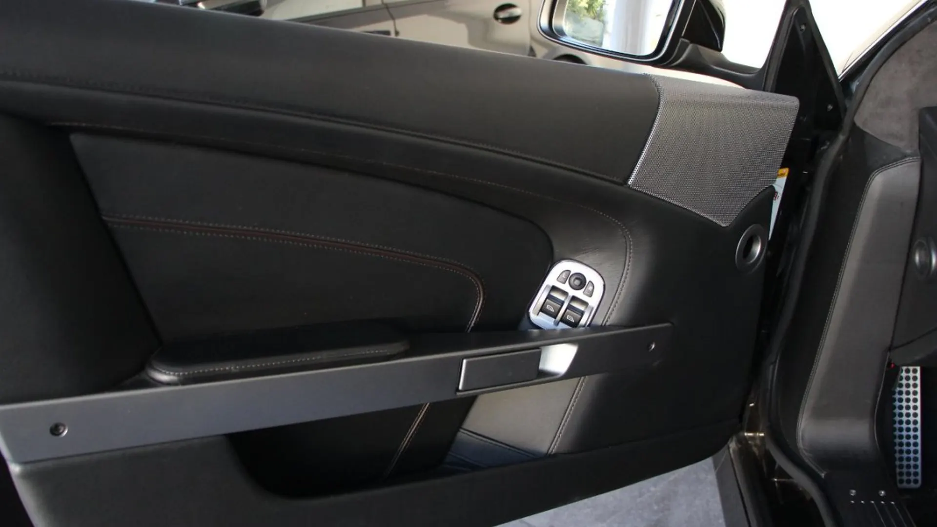 Aston Martin DB9 — photo 16