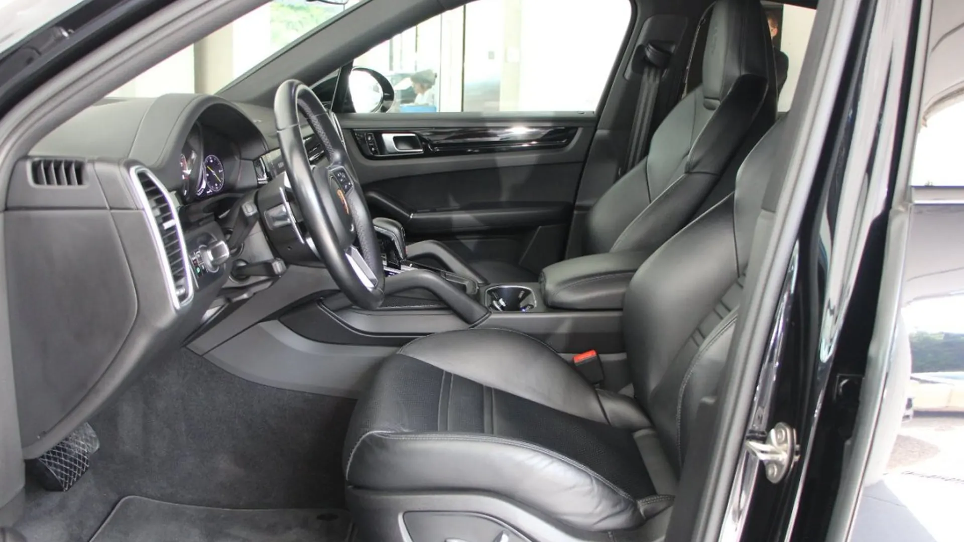 Porsche Cayenne — photo 7