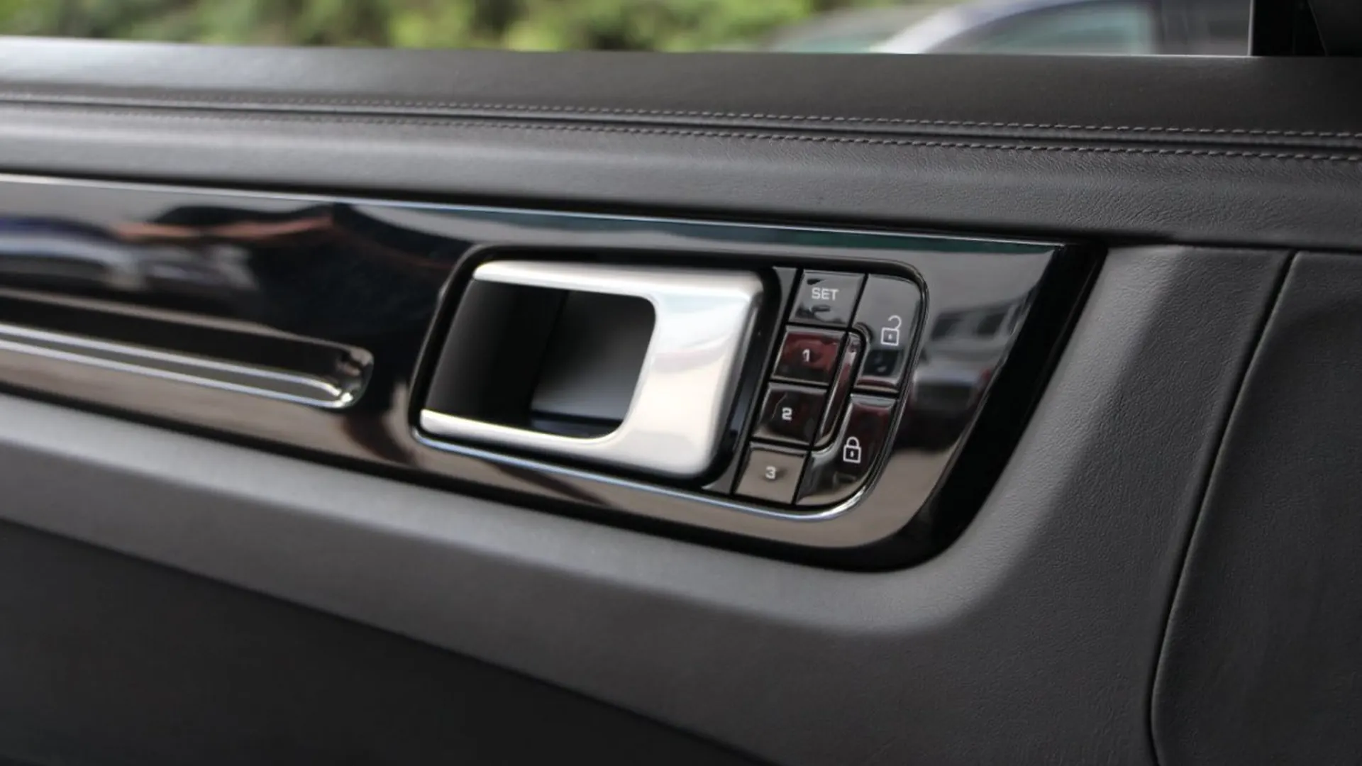 Porsche Cayenne — photo 18