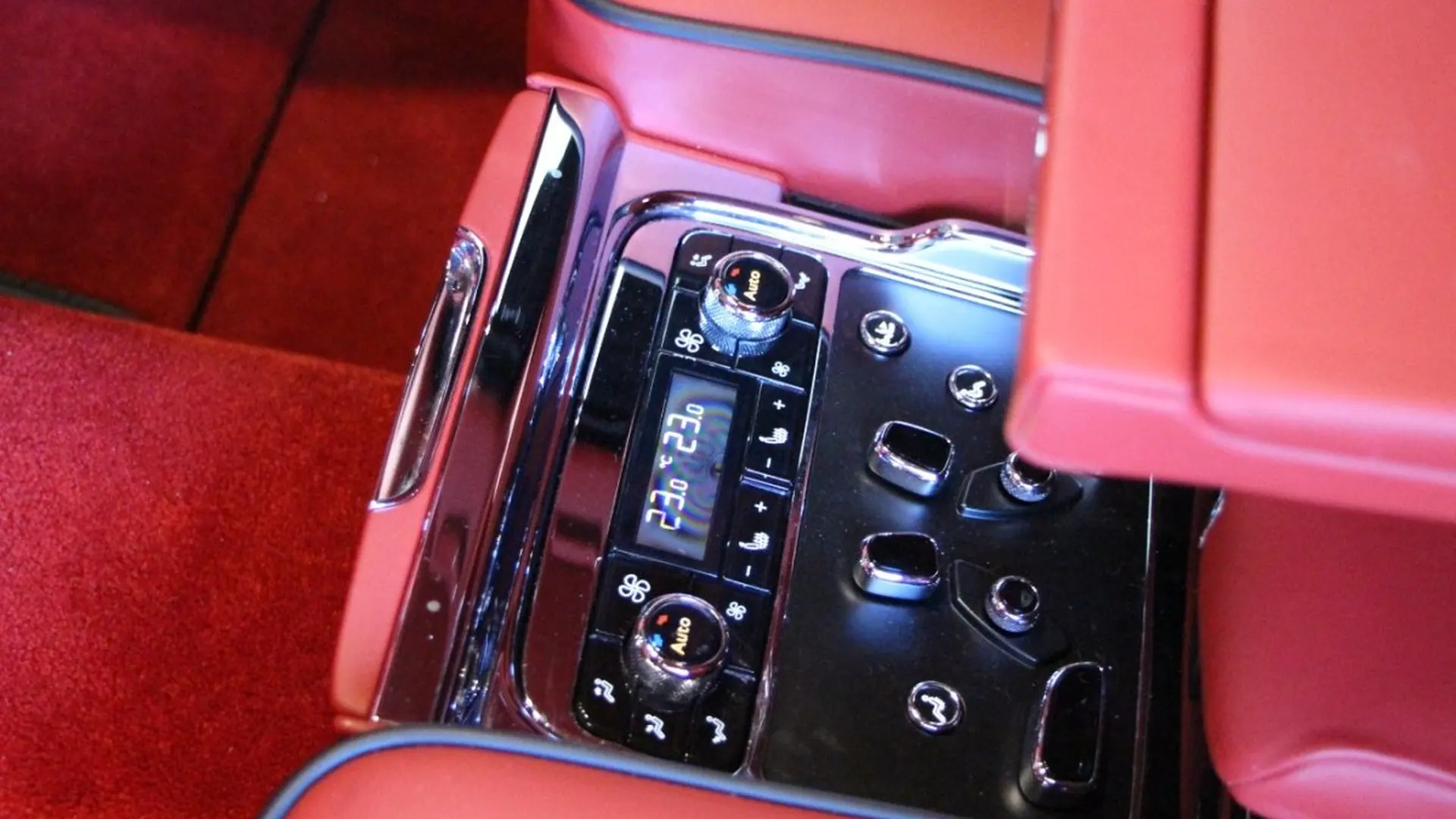 Bentley Mulsanne — photo 17
