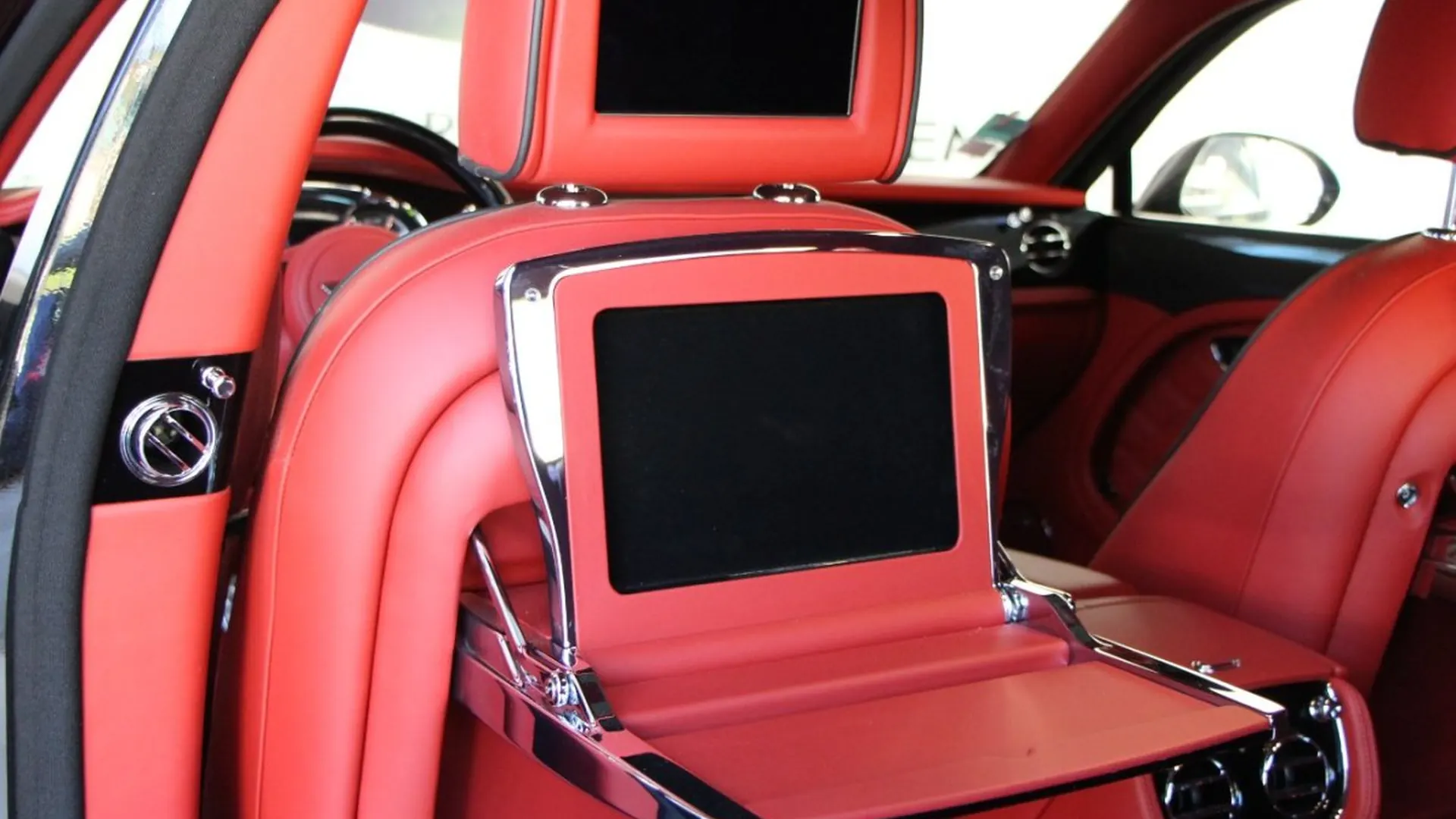 Bentley Mulsanne — photo 16